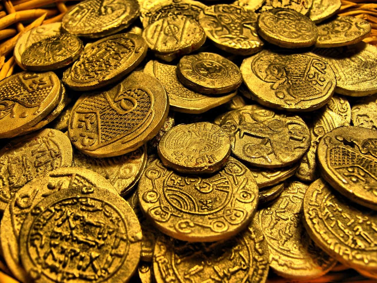 Деньги древних времен. Золотые монеты Византии клад. Металлические деньги. Древние деньги. Первые металлические деньги.
