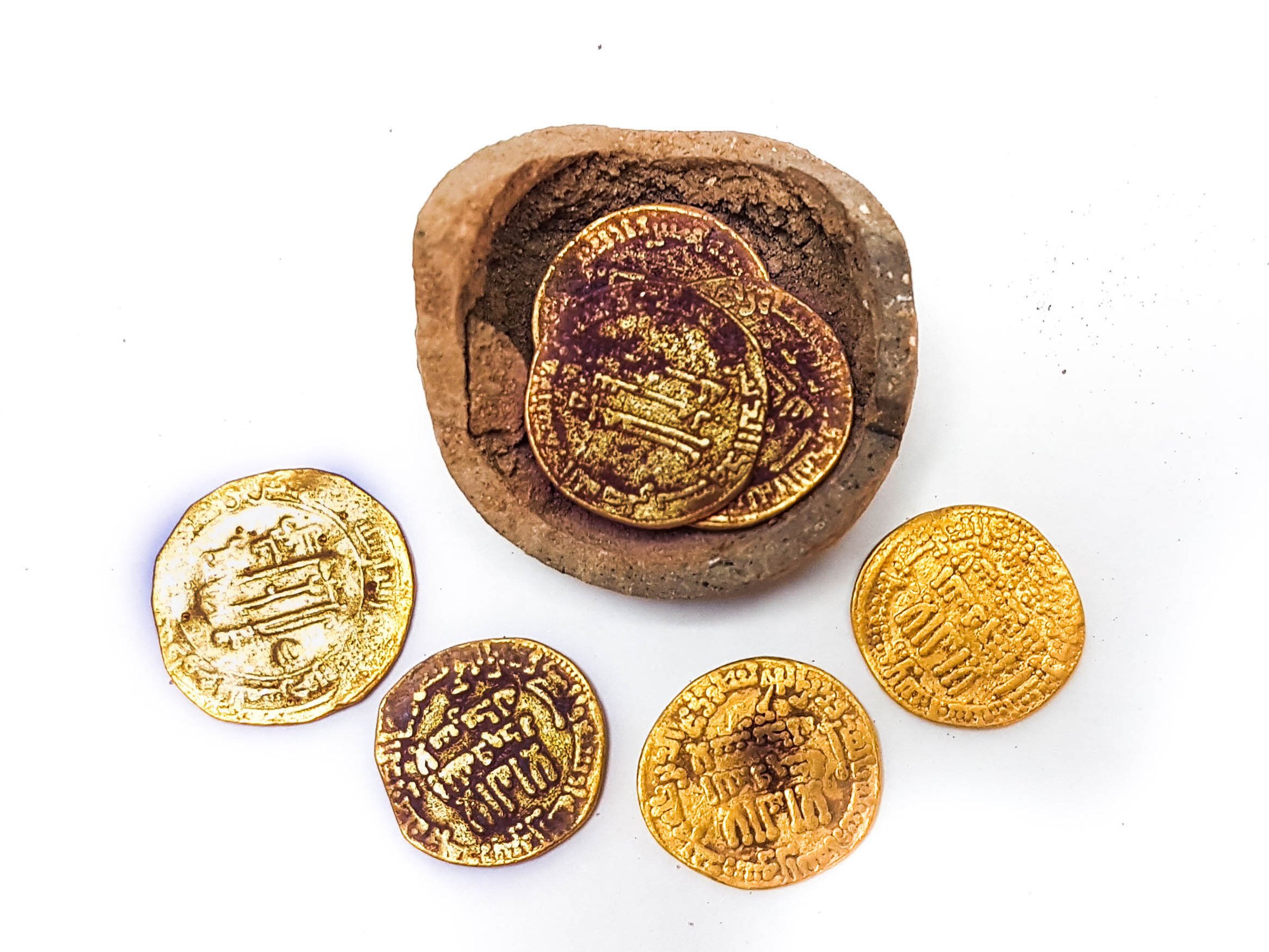 Деньги были изобретены в далекой древности. Золотые монеты Византии клад. Золотые монеты средневекового халифата. Старинные золотые монеты древнего Израиля. Монеты Аббасидского халифата.