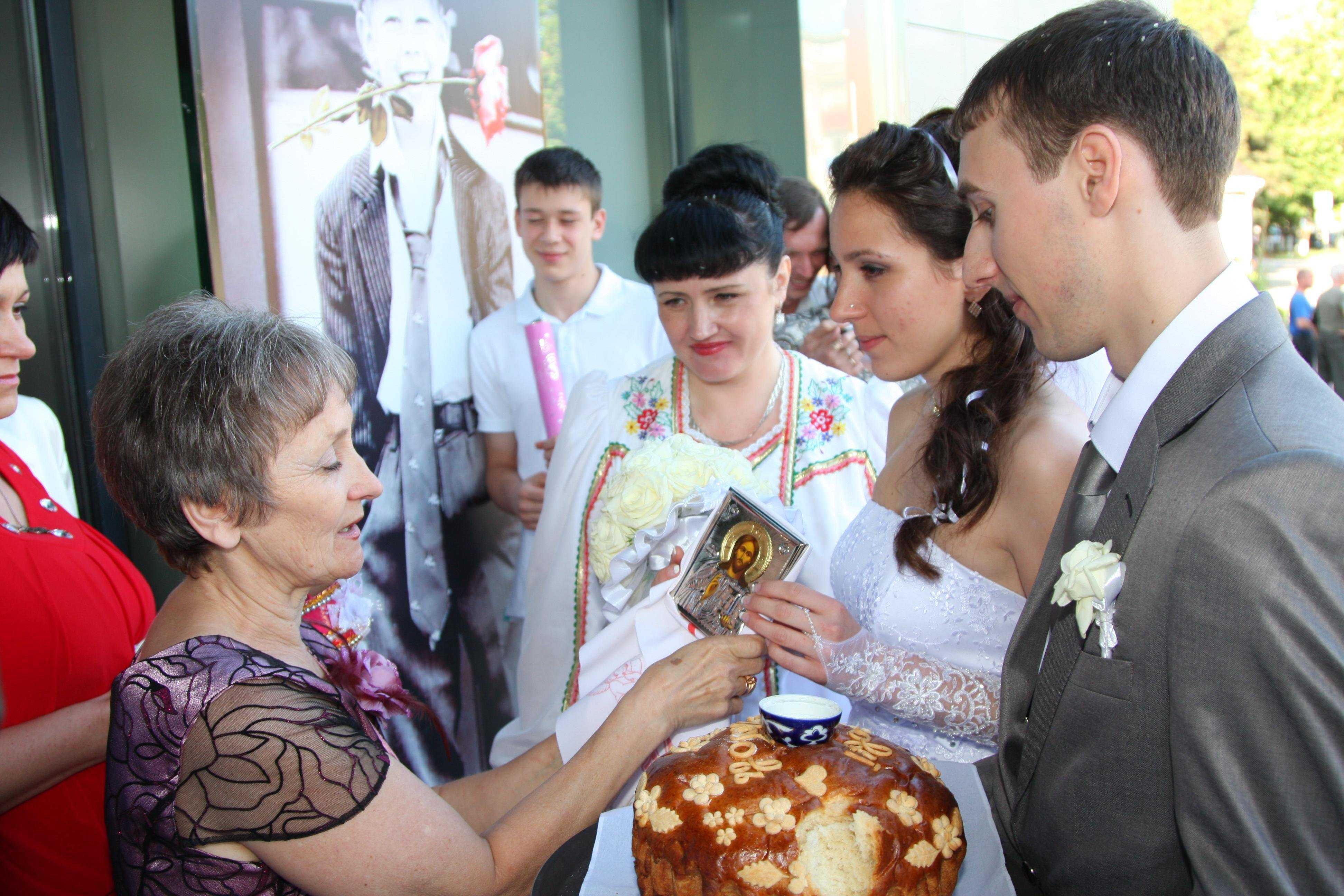 Сватать жениха. Традиции на свадьбе. Кубанская свадьба традиции. Благословение родителей на свадьбе. Родители жениха и невесты.