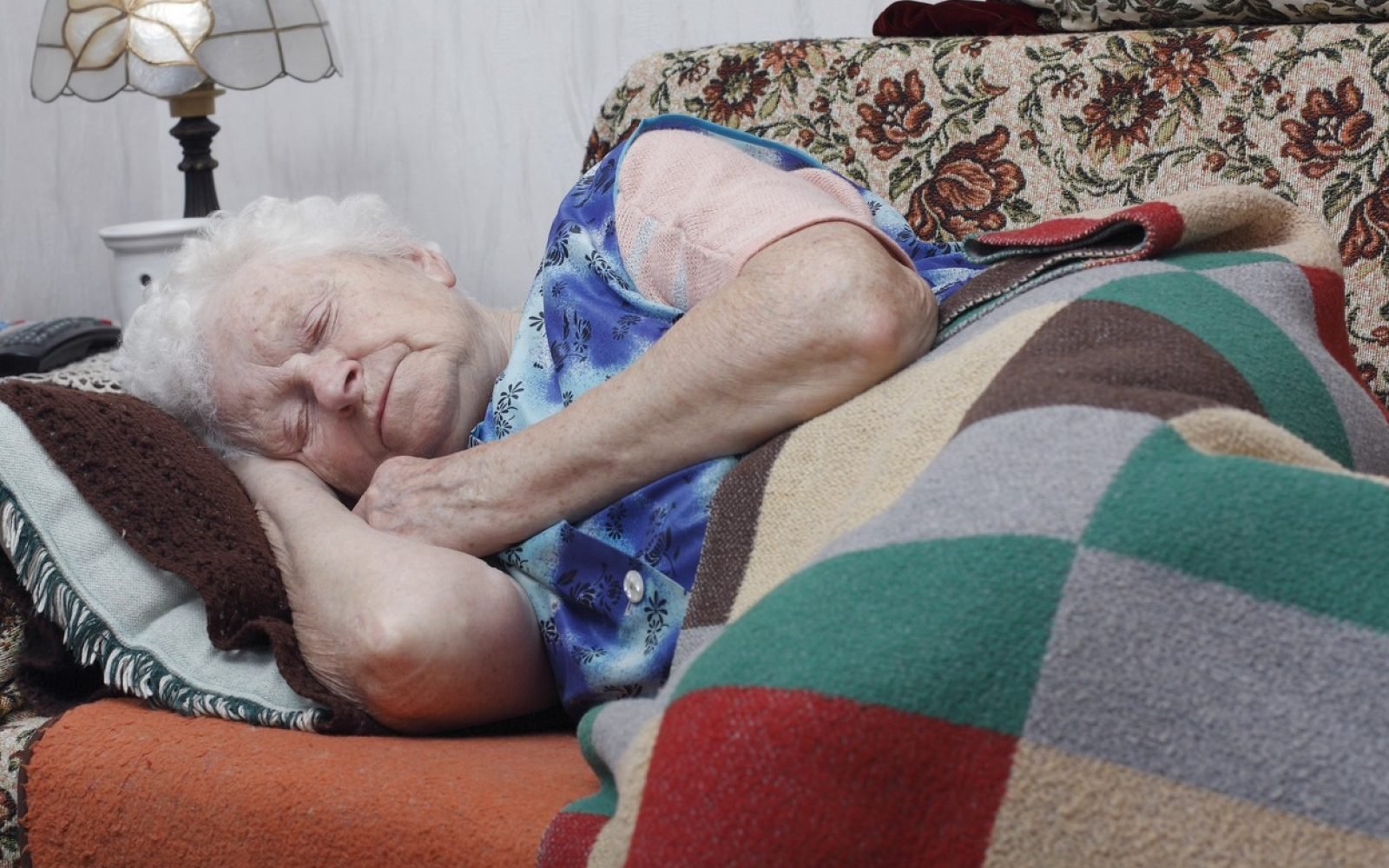 Трусы спящей бабушки. Старая женщина на кровати. Сон пожилых.