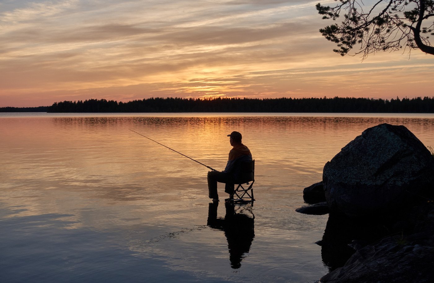 Сидел на озере рыбак. Рыбак на озере. Рыбак на берегу реки. Рыбалка на берегу озера. Пейзаж с рыбаком.