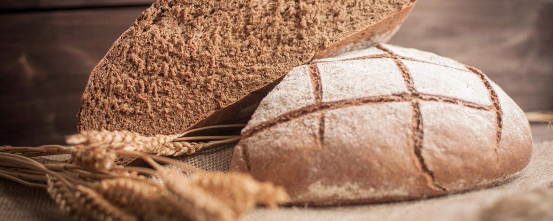 Ржаной хлеб смесь. Хлеб. Хлебобулочные изделия в муке. Ржаной хлеб. Красивый подовый хлеб.