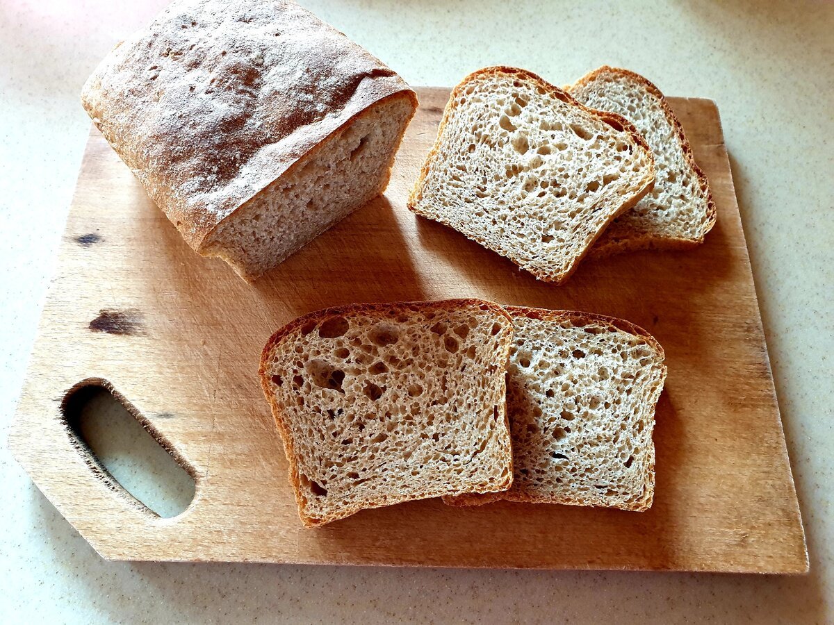 Домашний хлеб из цельнозерновой муки без дрожжей. Необычный хлеб. Хлеб в разрезе. Пористый хлеб. Хлеб необычной формы.