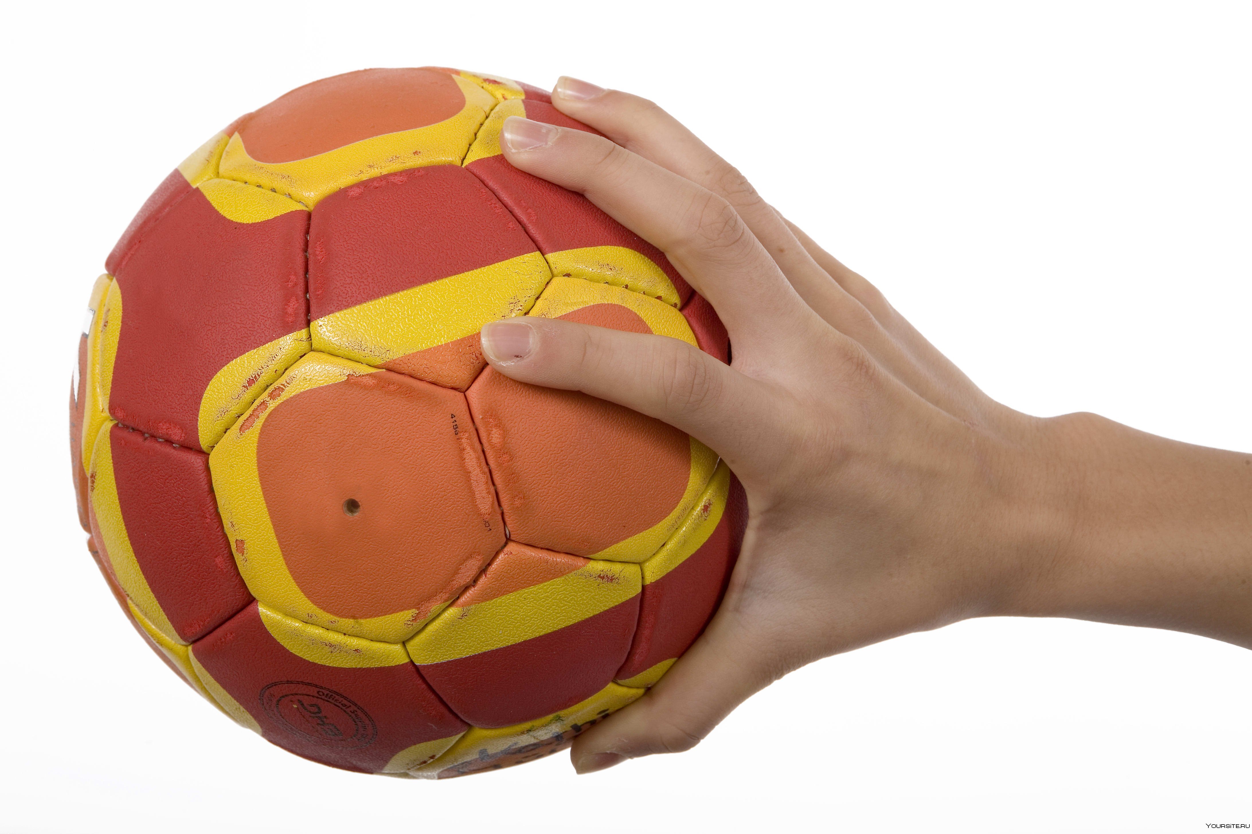 Мяча в центре круга. Гандбольный мяч в руке. Ручной мяч. Мяч для ручного мяча. Мяч для гандбола в руке.