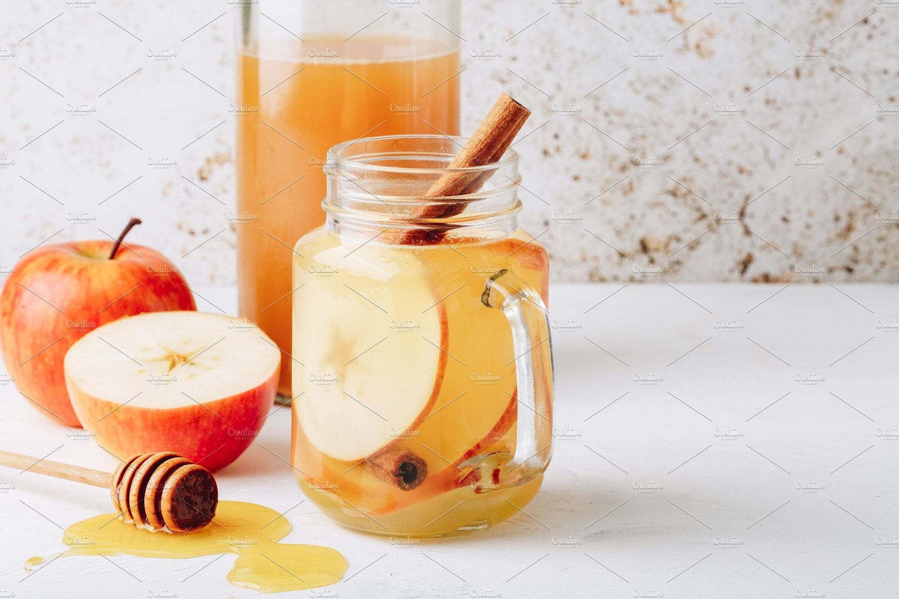 Рецепт воды с яблоками. Яблочный напиток с медом. Сок из яблок. Яблочный сок с медом. Яблочный уксус и мед.