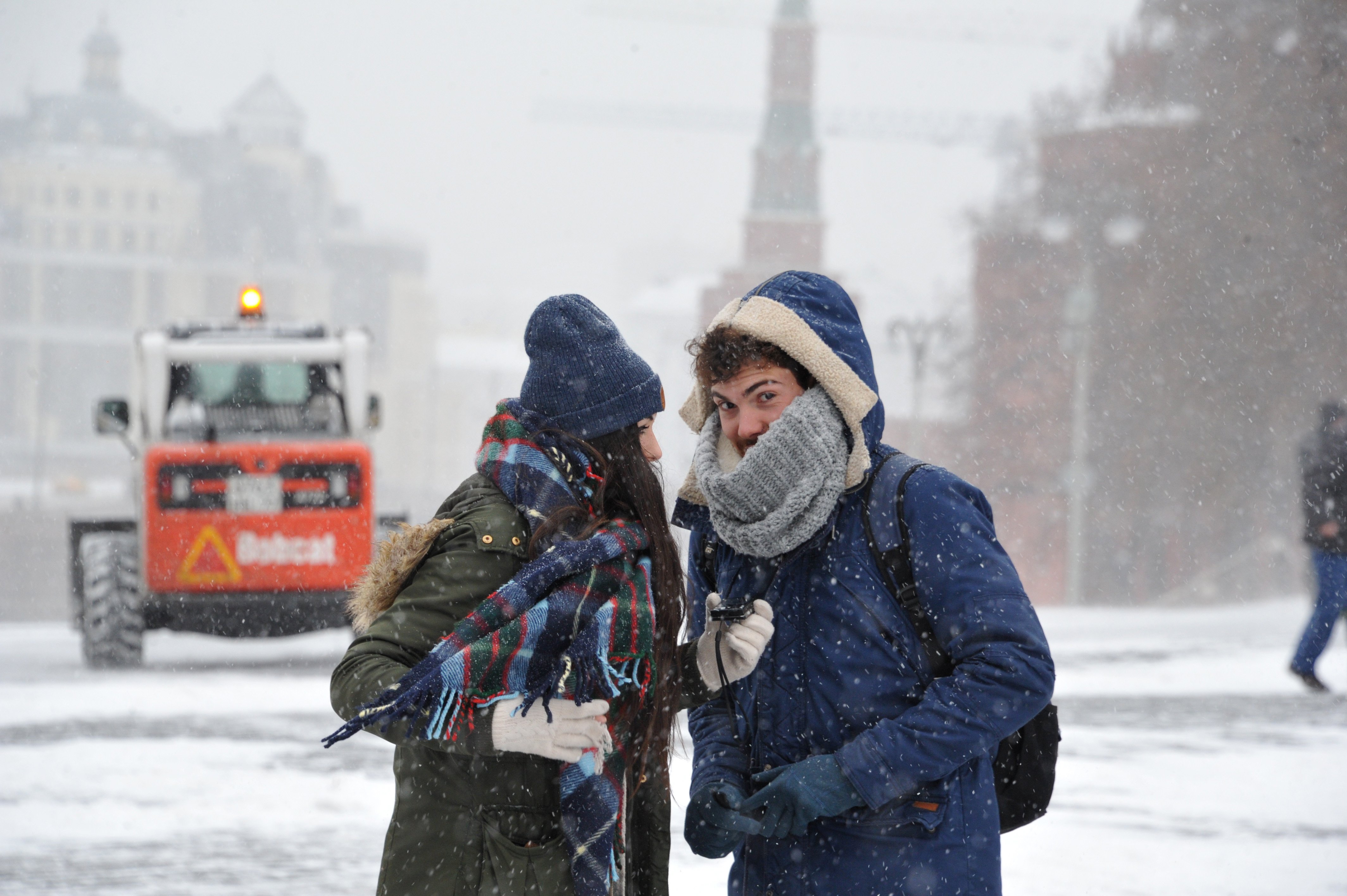 Сегодня на улице сильный мороз. Люди зимой. Люди зимой на улице. Зима город люди. Люди зимой в России.
