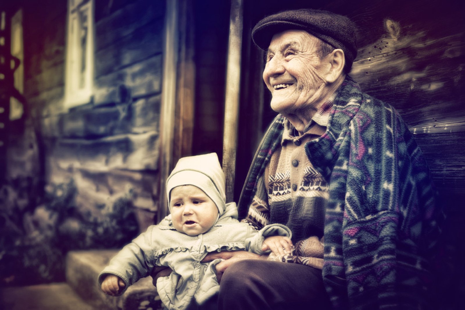 Старый дедушка и внучка. Дедушка и внук. Старики и дети. Старик и внук. Счастливый дедушка.