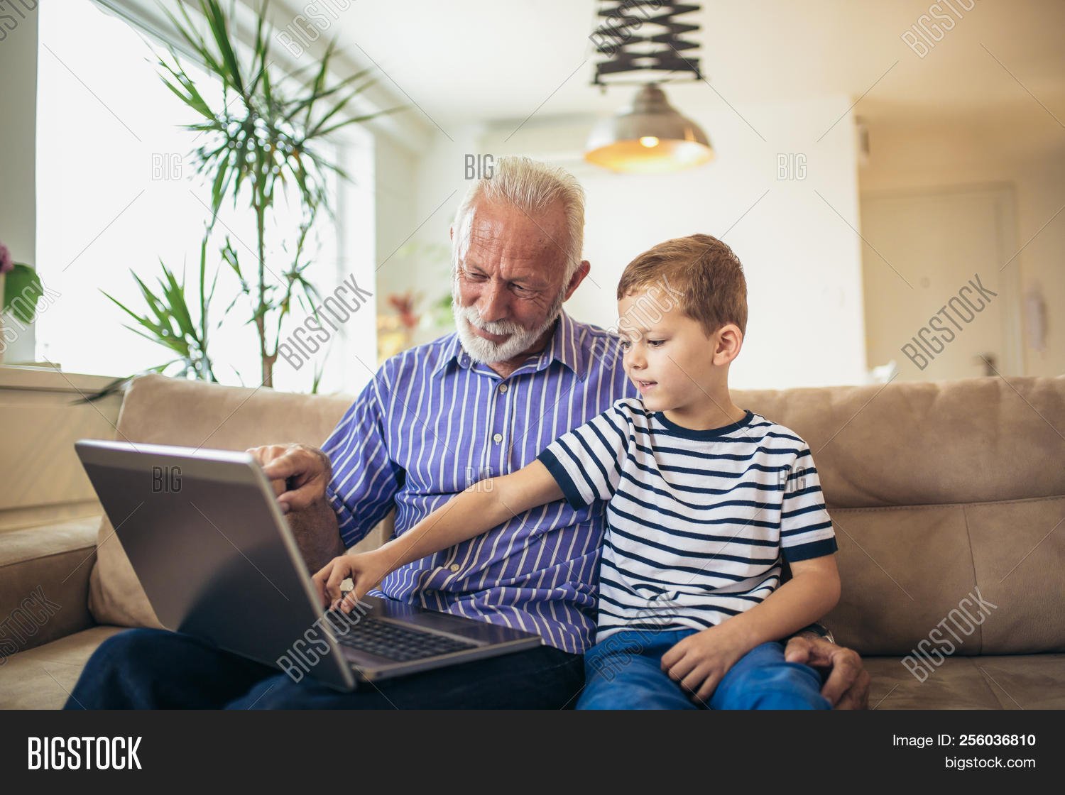 Дед хочет внука. Дедушка и внук. Дедушка и ребенок за компьютером. Дедушка и внук за компьютером. За компом с дедом с внуком.