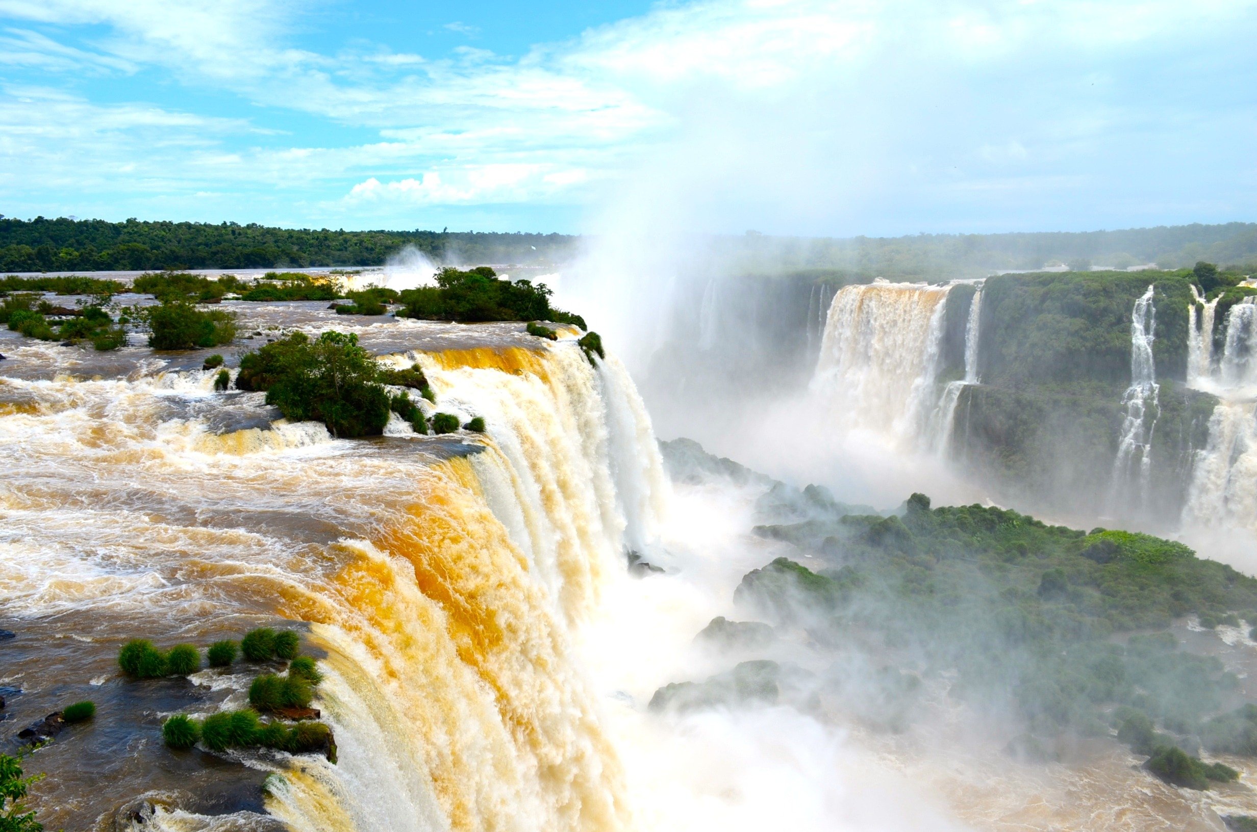 Широкий водопад в южной америке. Бразилия водопады Игуасу. Каскад водопадов Игуасу. Водопады Игуасу Парагвай. Игуасу (национальный парк, Аргентина).