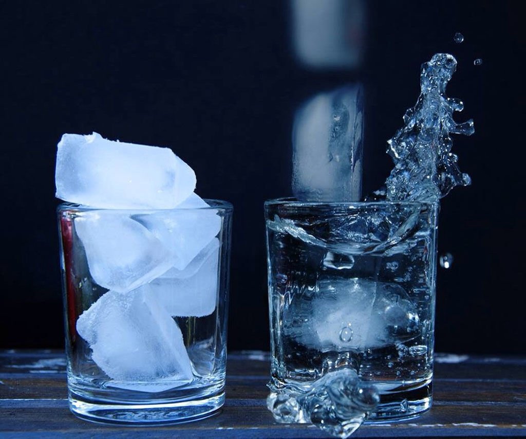 Лед легче воды. Замораживание воды. Вода со льдом. Замерзшая вода. Лед в стакане.