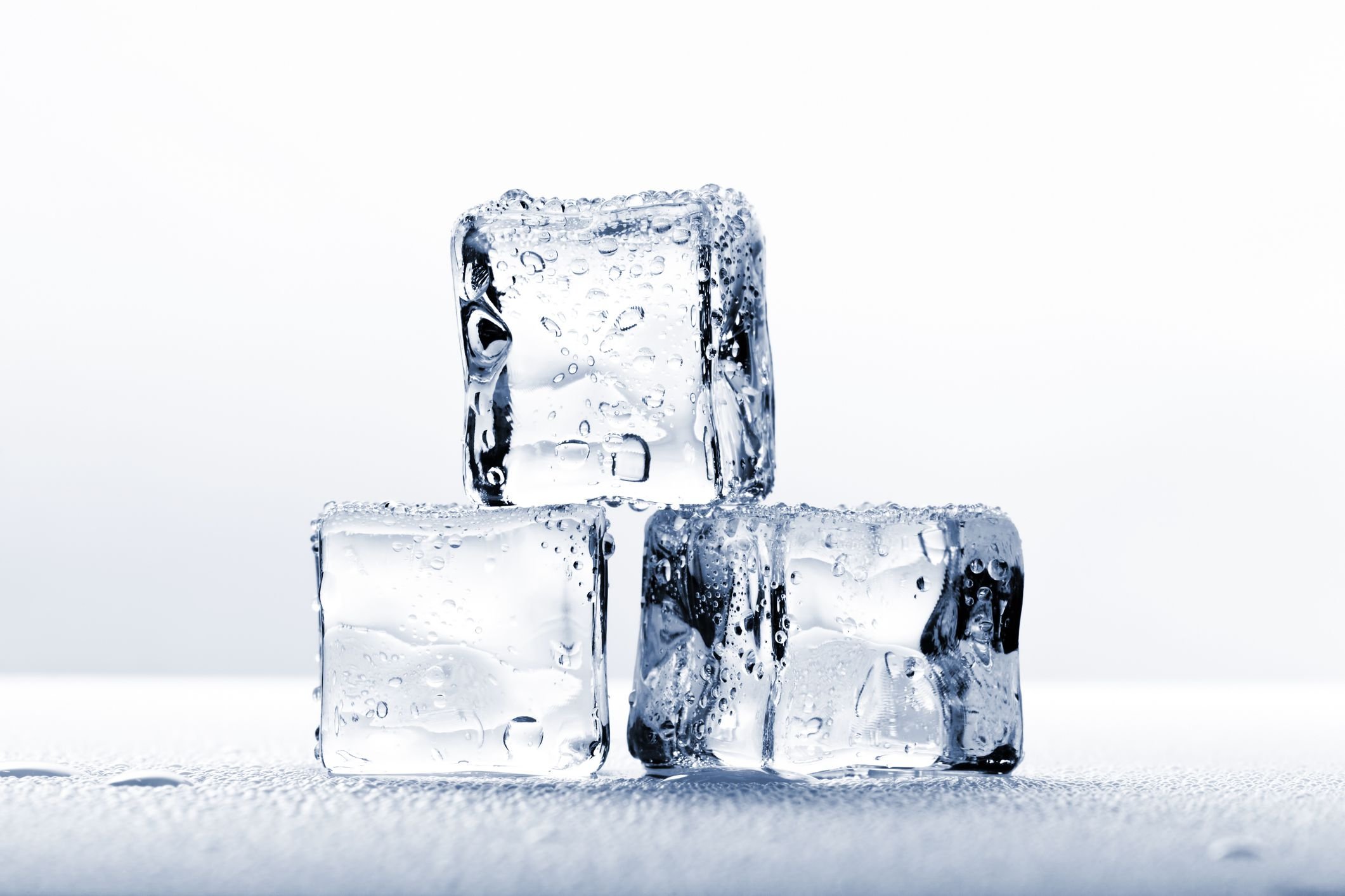 Кусочки льда песня. Ice Cube лед. Кусочки льда. Красивые кубики льда. Кубики льда фон.