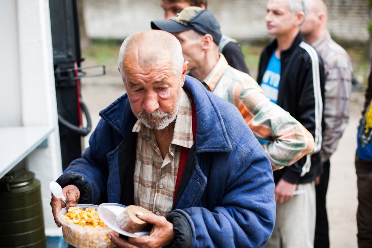 Работа с лицами бомж. Еда для бездомных. Обеды для бездомных. Питание бездомных. Нуждающиеся люди.