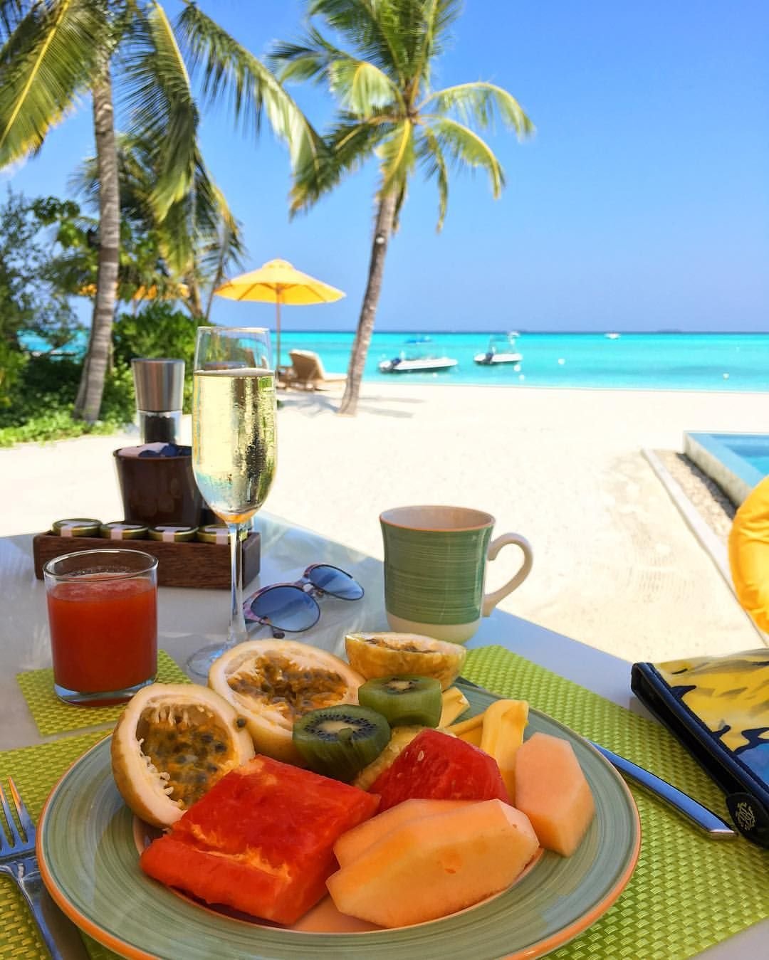 Чудесный отдых тура. Тропический завтрак. Красивый завтрак на море. Завтрак на пляже. Завтрак на Мальдивах.
