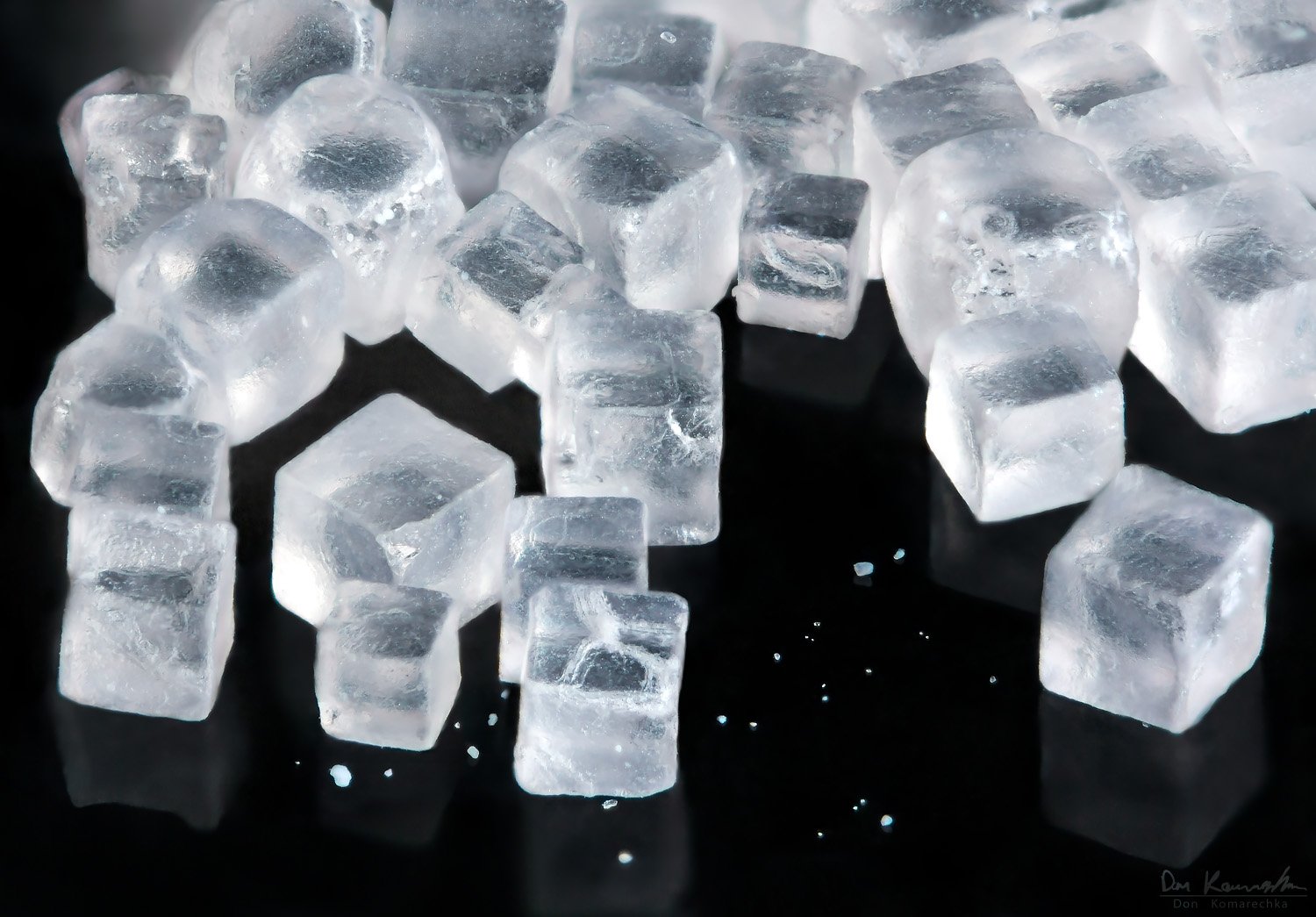 Sol crystal. Монокристаллы поваренная соль. Кристаллы поваренной соли куб. Монокристалл каменной соли. Монокристалл поваренной сол.