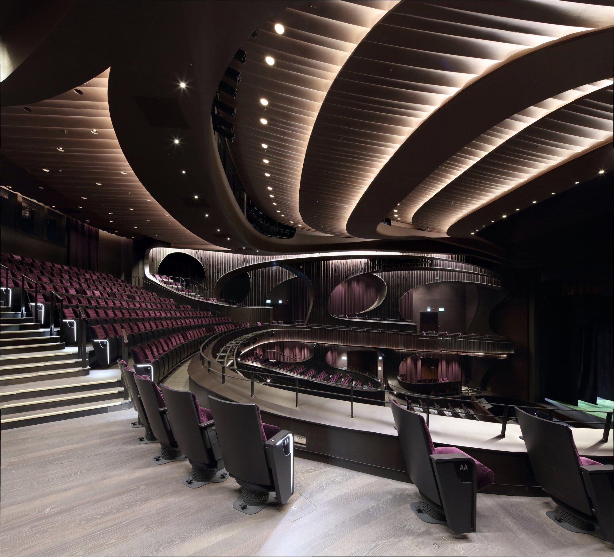 Современные концертные залы. Crashing Waves Concert Hall, Tongyeong фасад. Концертный зал Сиднейского оперного архитектура-. Сиднейский оперный театр зал сцена балета. Интерьер театра.