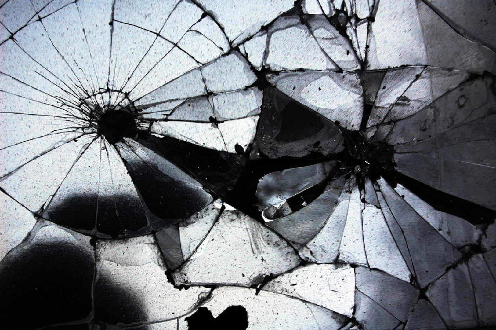 Broken century. Разбитое зеркало. Разбитые зеркала. Разбитое стекло. Разбитое зеркало осколки.