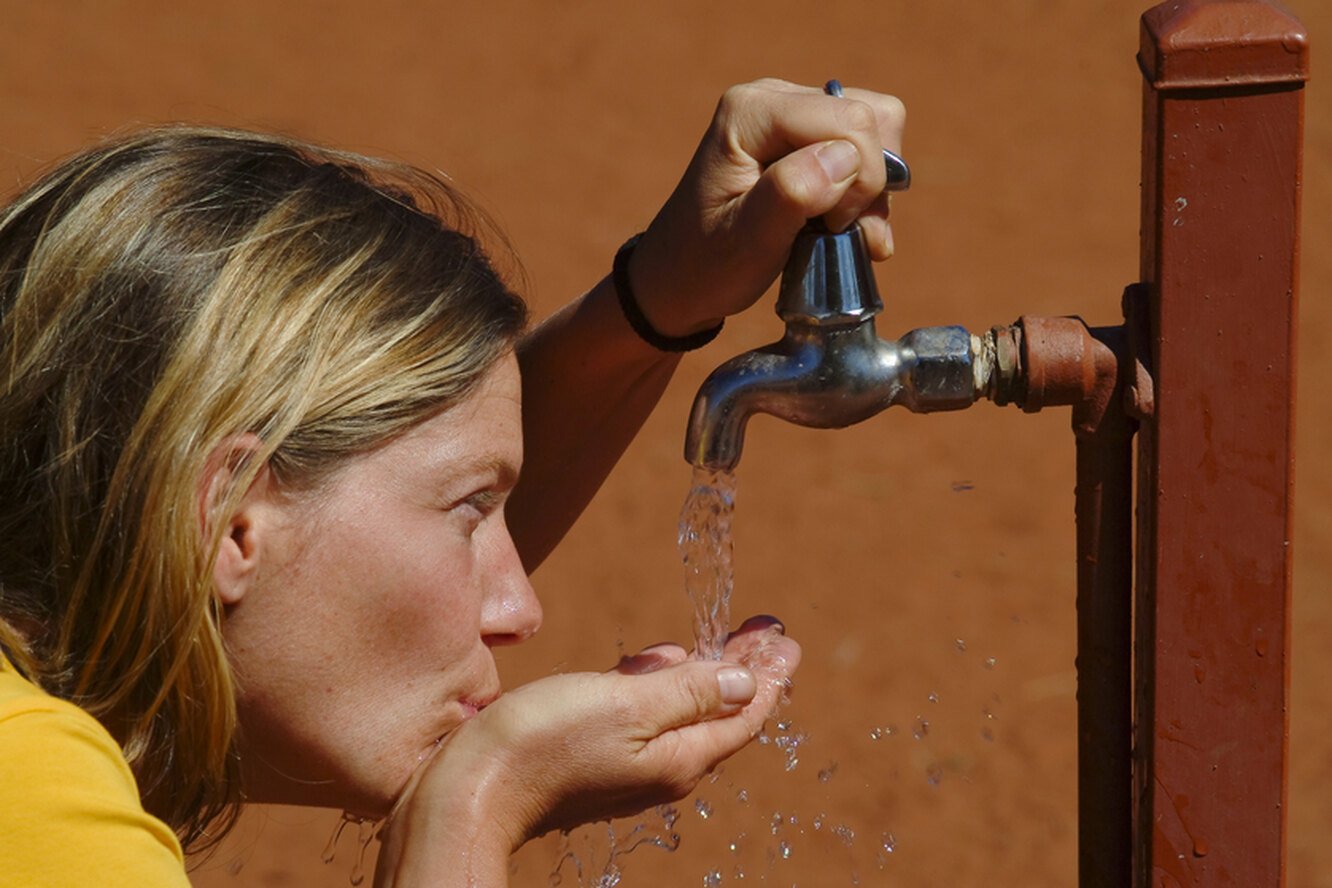 Пить мутную воду. Питье грязной воды. Дефицит воды. Плохое качество воды. Человек пьет загрязненную воду.