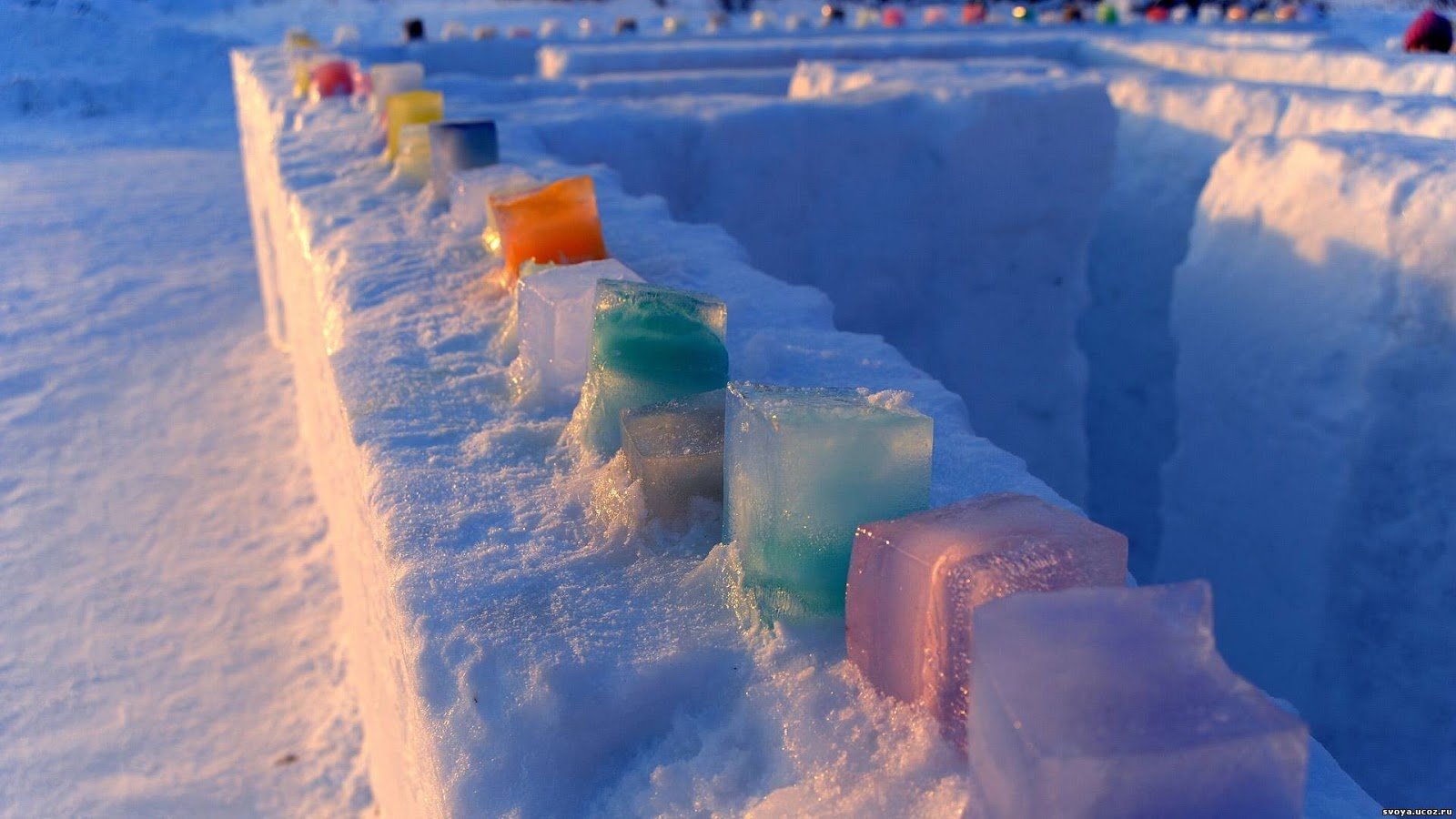 В воду лед делаем. Цветной лед. Цветной лед для детей. Фигуры из ледяных кирпичей. Украшения из льда для детского сада.