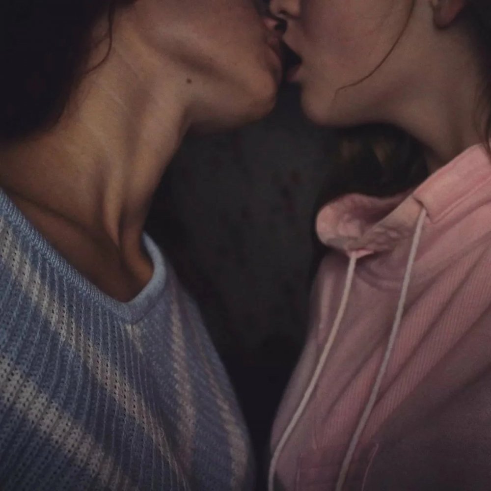 Фото поцелуя девушки с девушкой