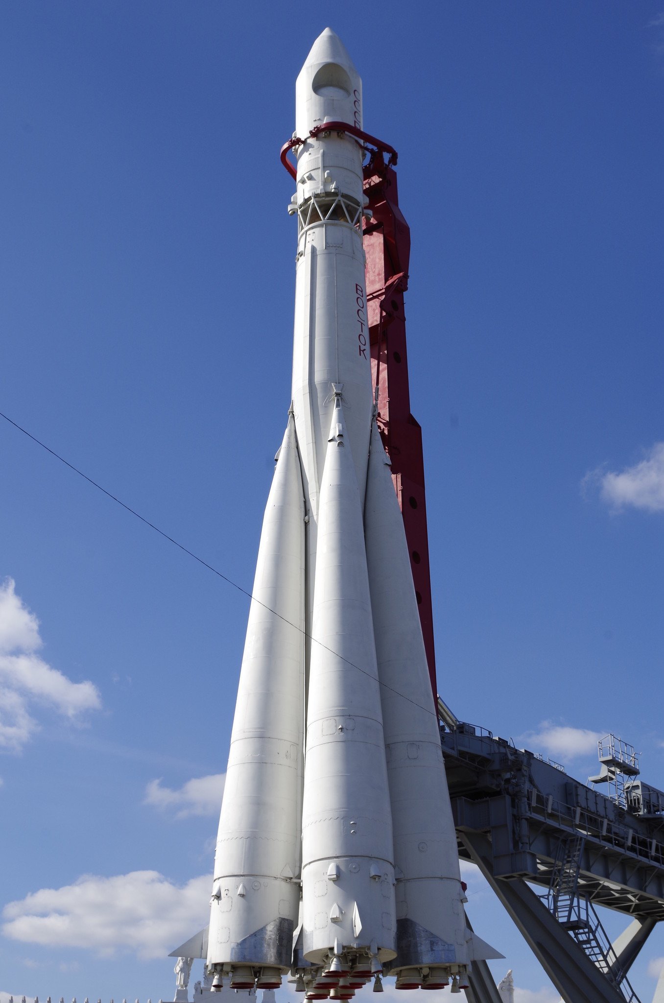 Фото ракеты гагарина. Ракета Восток 1 Гагарина. Ракета-носитель Восток на ВДНХ. Космический корабль Восток Юрия Гагарина 1961. Первый космический корабль Гагарина Восток 1.