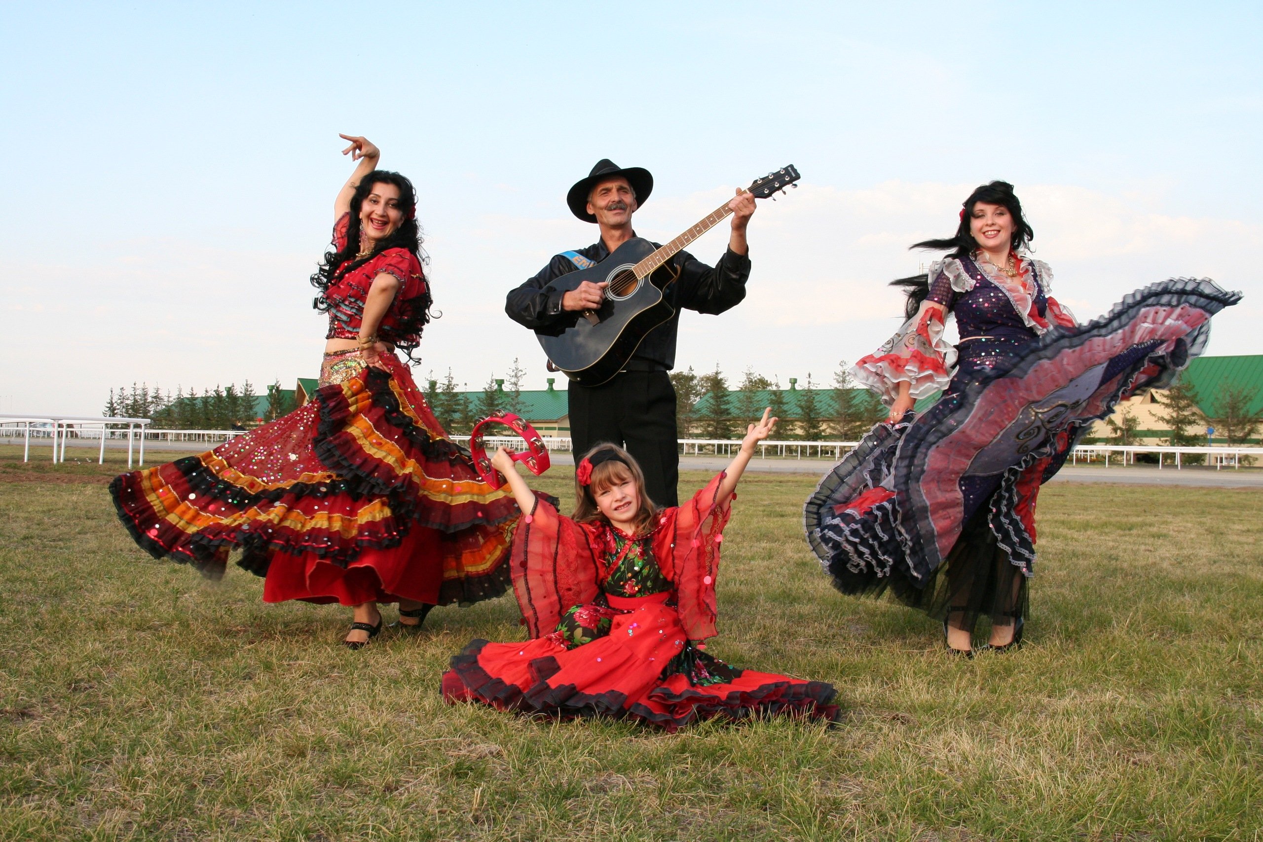 Веселые цыганские танцы. Цыганский табор. Цыганский праздник. Красивые цыгане.