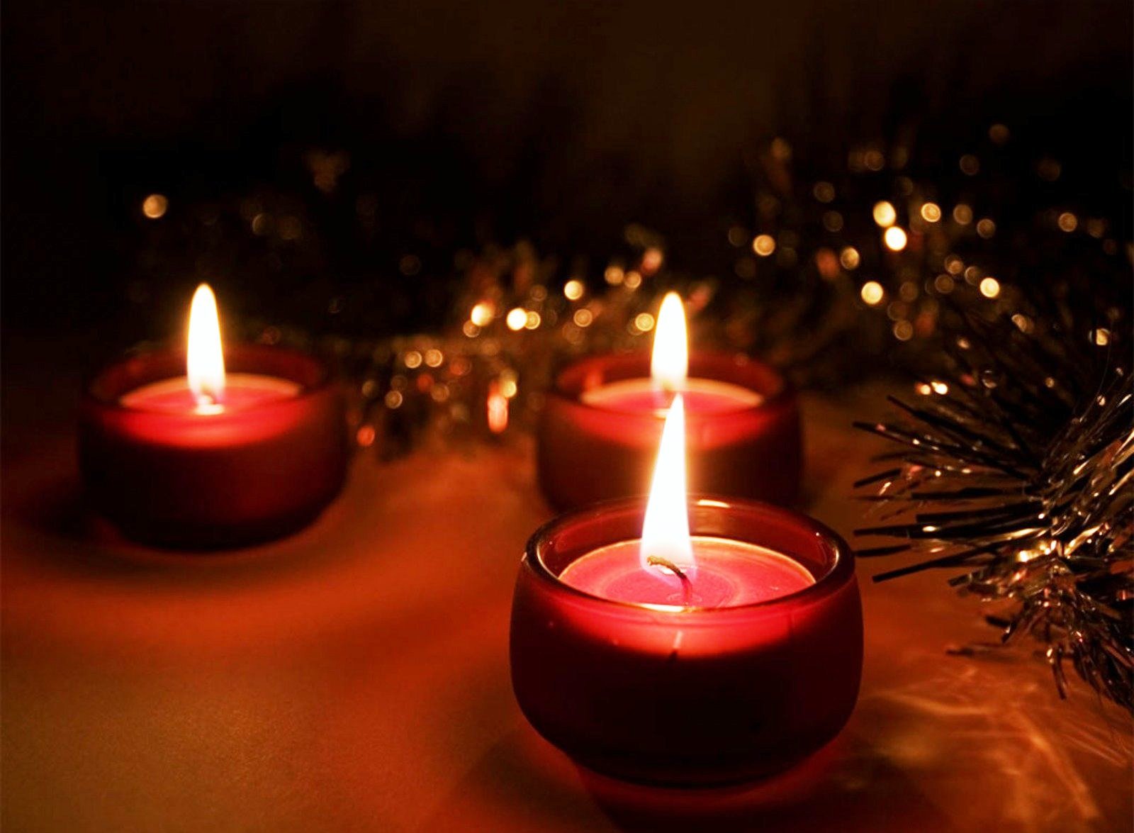 Горят три свечи. Красивые свечи. Свечи красиво. Горящие свечи. Романтические свечи.