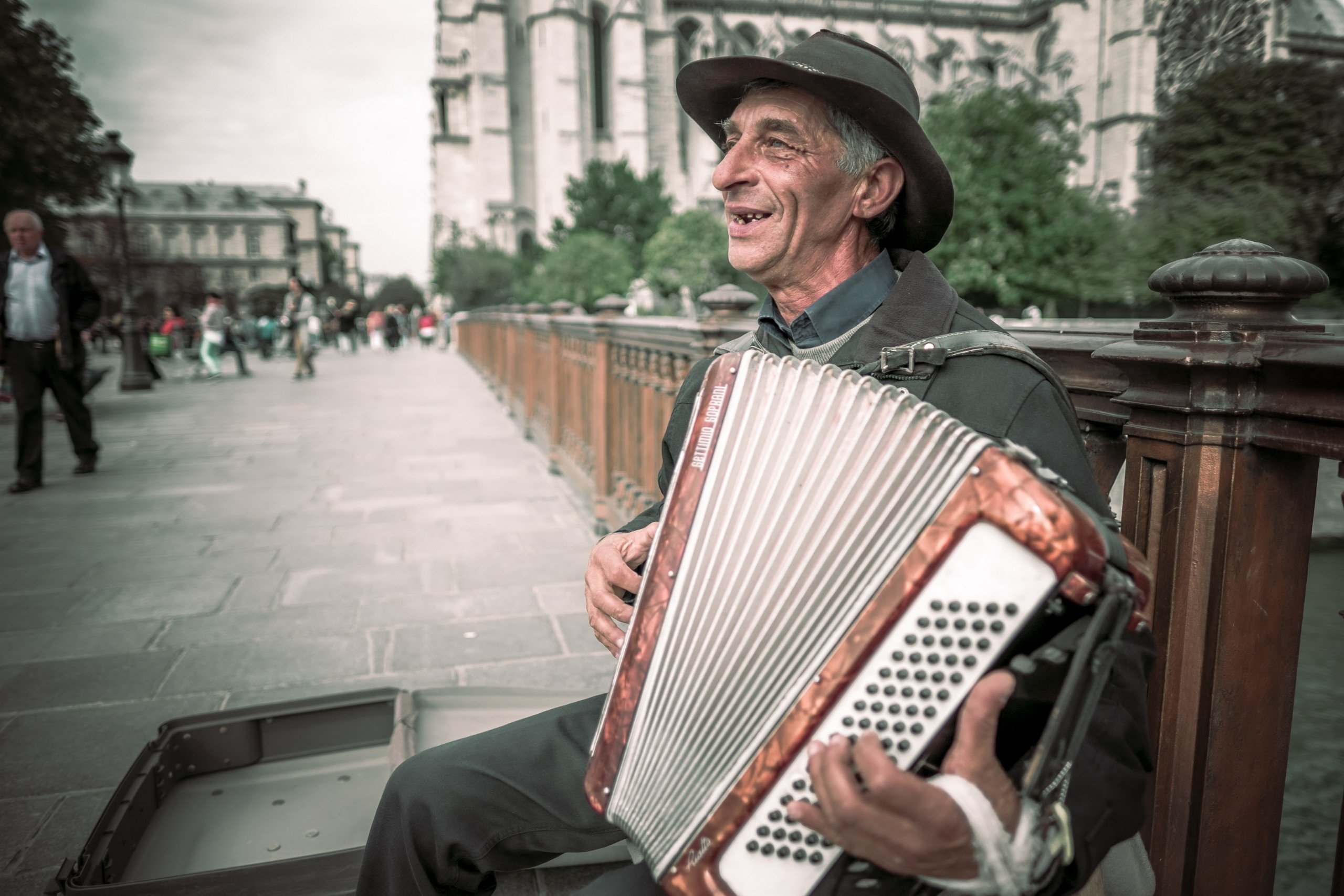 Стариков скрипка. «Уличный музыкант» Street musician, Бенгт Линдстрём. Человек с гармошкой. Человек с аккордеоном. Мужчина с аккордеоном.