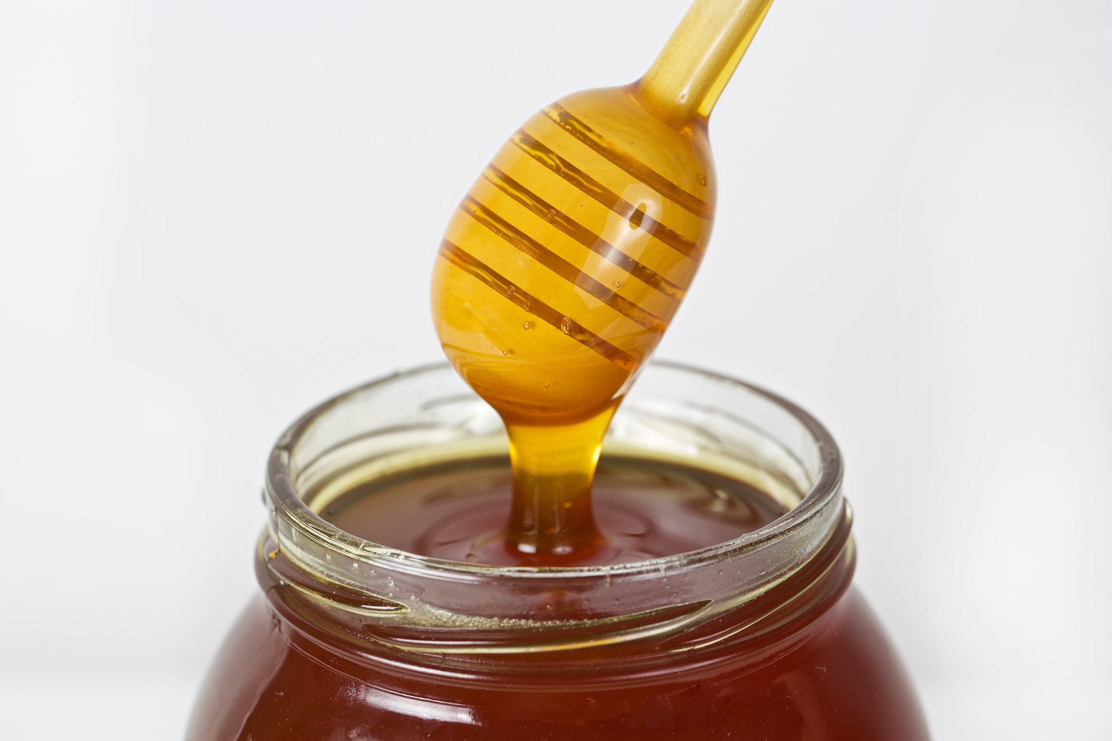 Что такое падевый мед. Алтайское разнотравье мёд. Алтайский гречишный мед. Темный Алтайский дягилевый мед. Разнотравье темное мед.