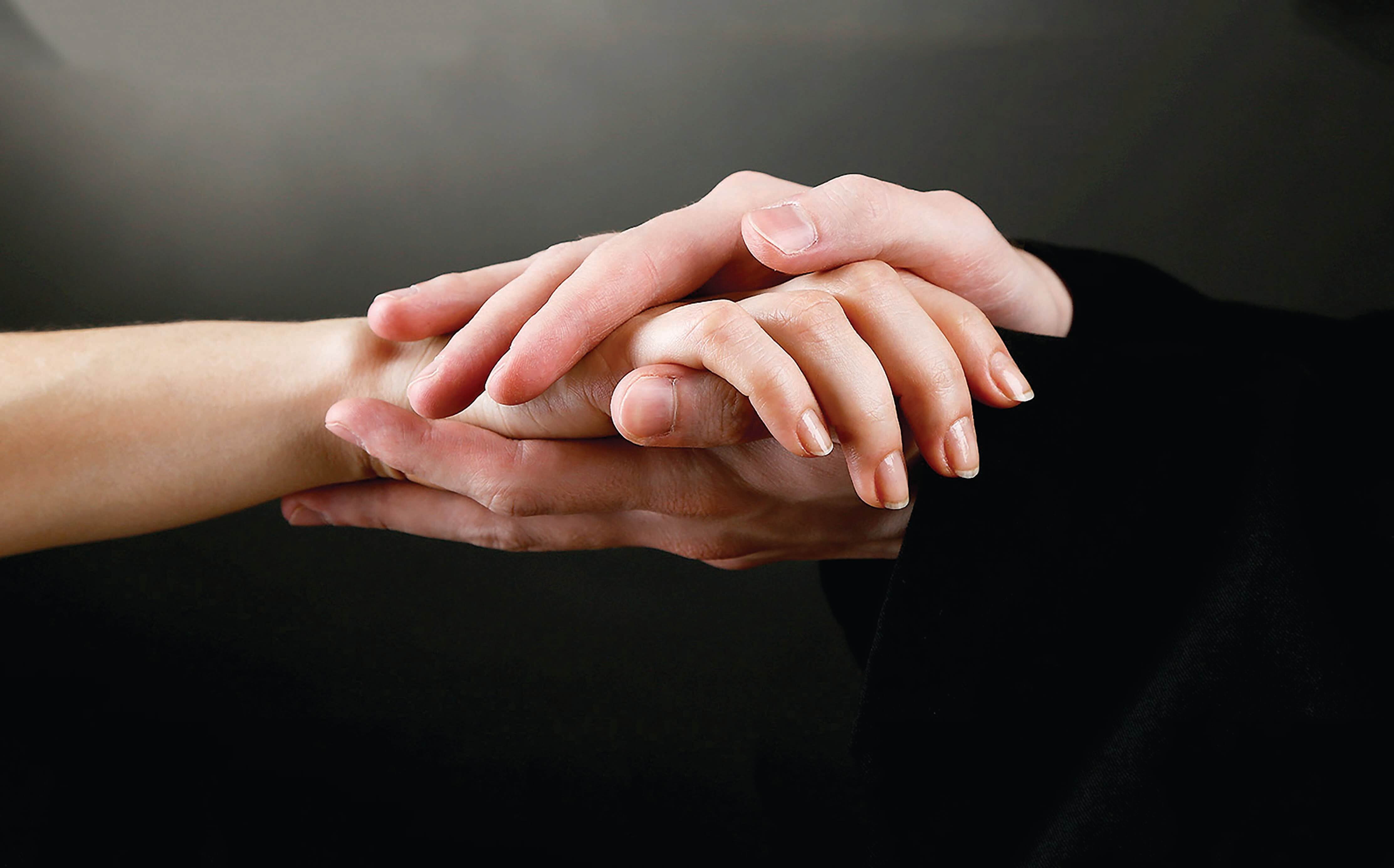 Сочувствие мужчине. Мужская рука. Рука в руке. Мужская и женская рука. Женская рука.