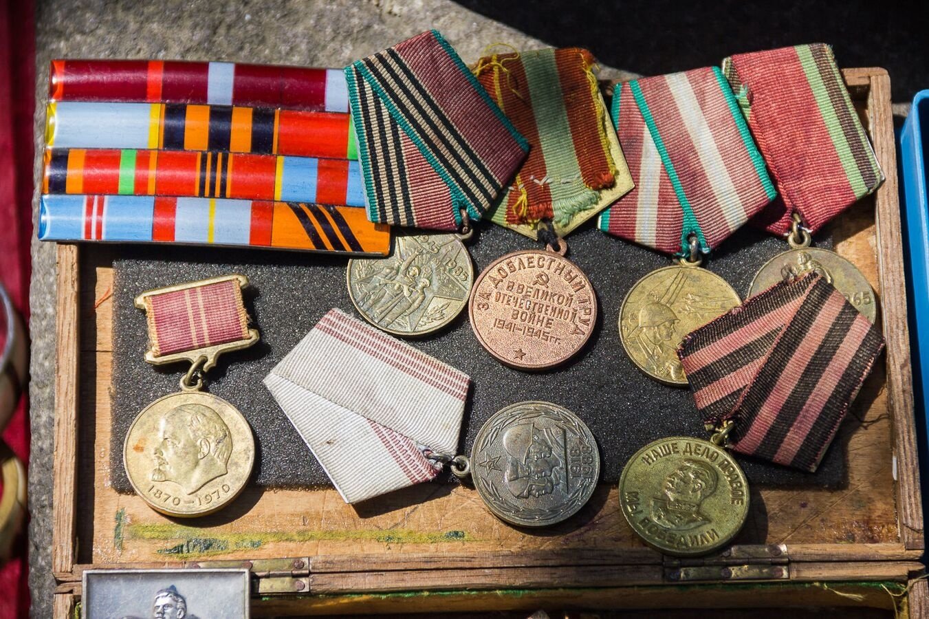 Ордена и медали военных лет. Медали военные. Старинные награды. Военные награды. Медали военного времени.