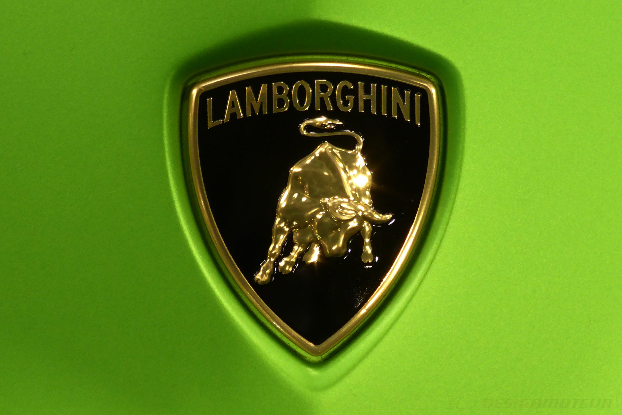 Новый значок ламборгини. Ламборгини авентадор значок. Эмблема Ламборджини. Значок Lamborghini SVJ. Ламборджини шильдик.
