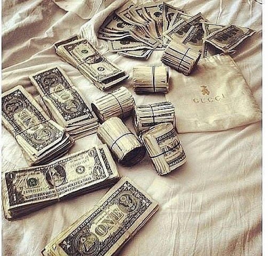 Музыка делаю деньги. Богатая жизнь Эстетика деньги. Эстетика деньги и богатство. Бардак в деньгах. Эстетика богатства девушка с деньгами.