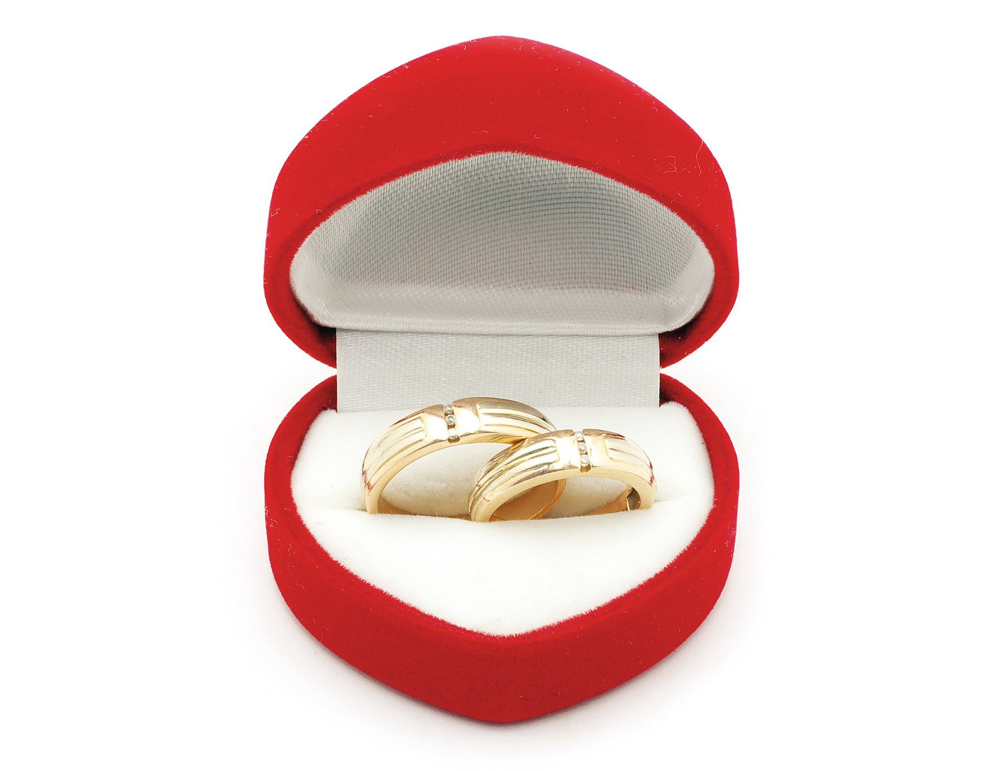 Получить кольцо в подарок. Обручальное кольцо в коробочке. Свадебные кольца в коробочке. Футляр для свадебных колец. Коробочка для колец на свадьбу.