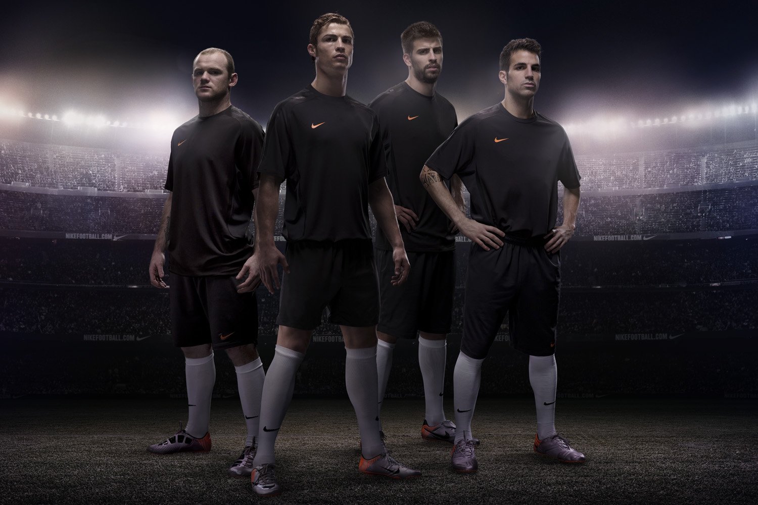 7 игроков в каком спорте. Nike Football. Футбольная форма. Футболист в черной форме. Черная футбольная форма.