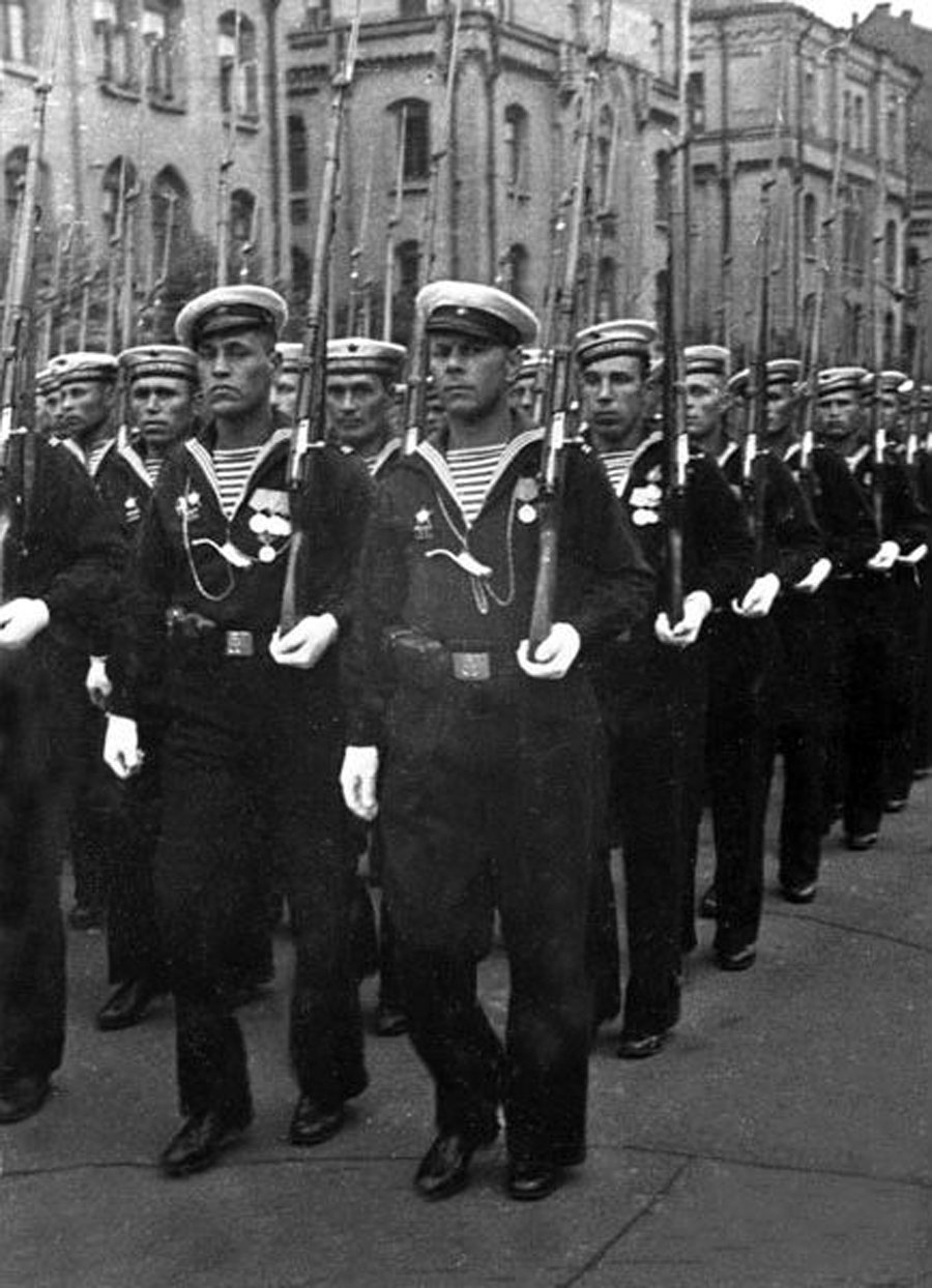1945 3 июня. Моряки на параде Победы 1945 года. Сводный полк ВМФ на параде Победы 1945. Нахимовцы парад Победы 1945.