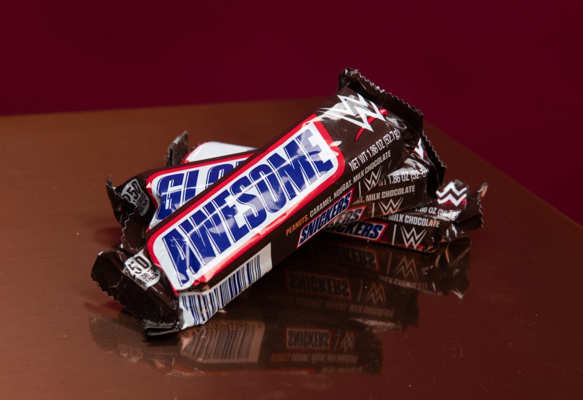 Масса купленного шоколадного батончика может быть. Шоколад Сникерс. Батончик snickers. Сникерс лимитированная версия.