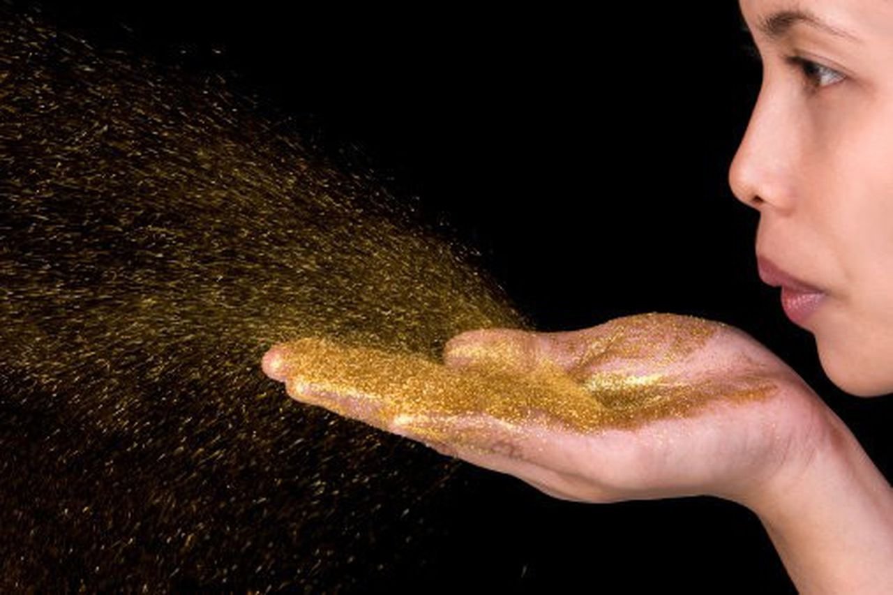 Медленно оседала золотая пыльца. Руки в золотой пыли. Золотистая пыль. Золотая пыль Эстетика. Золото из пыли.