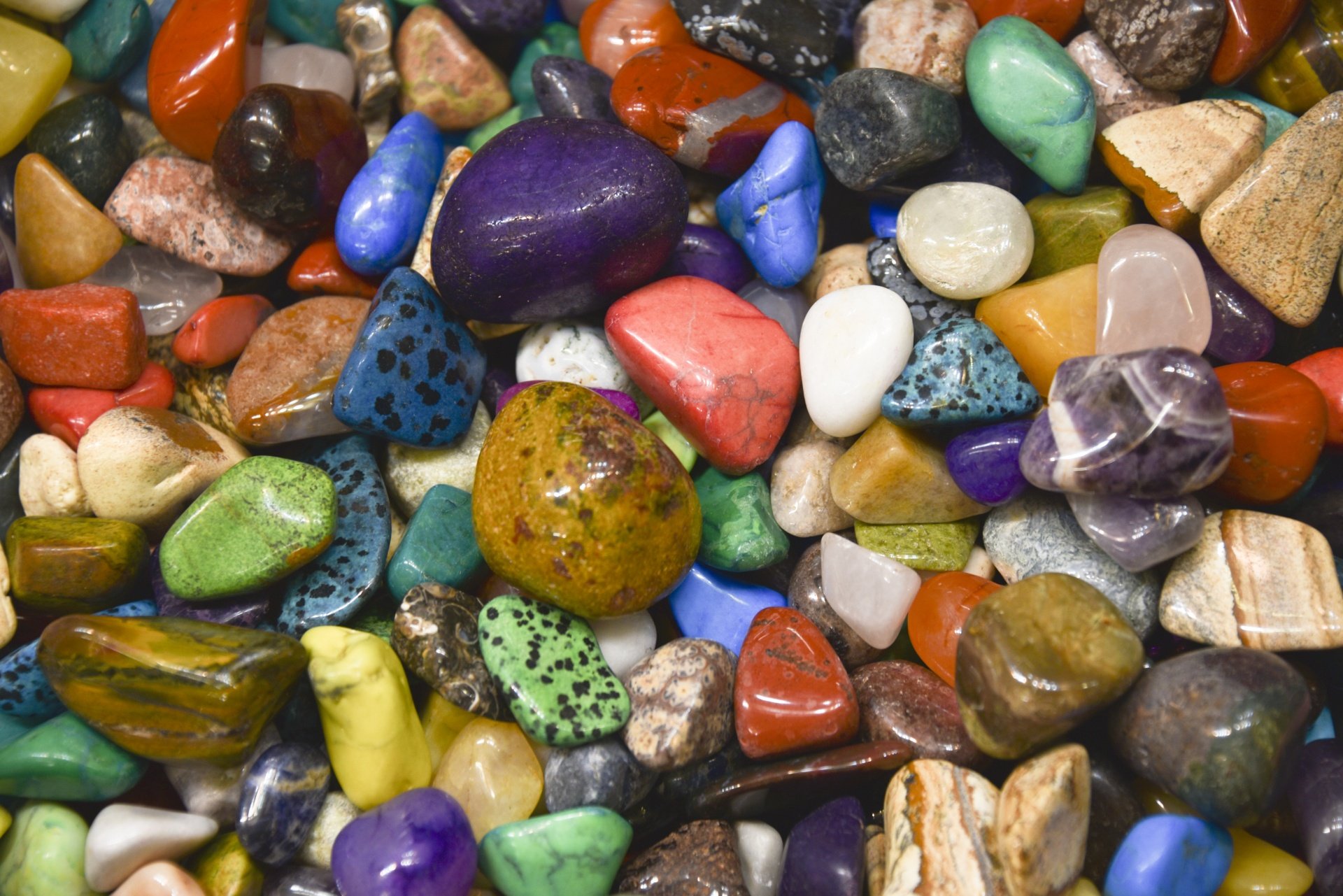 Галька виды. Разноцветная морская галька. Цветные камешки. Разноцветные камни. Красивые камушки.