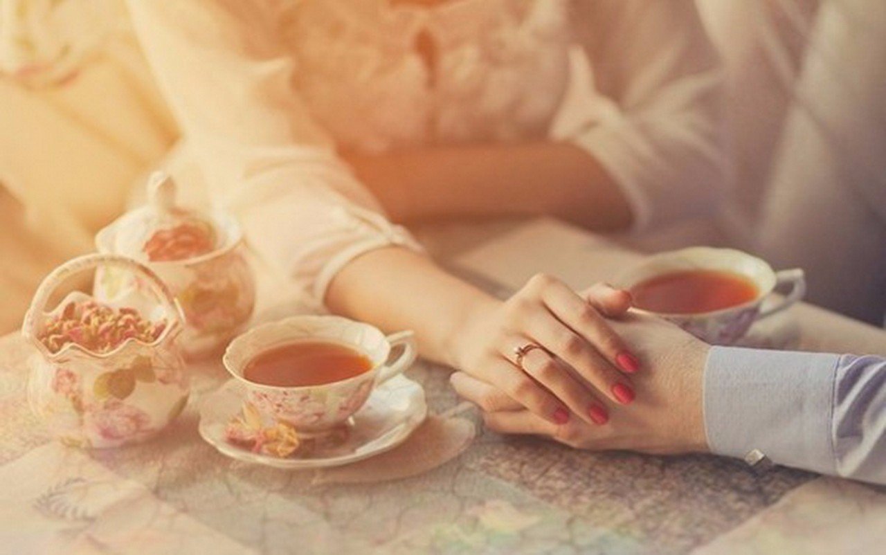 Семья пробуждение. Романтическое чаепитие. Душевное чаепитие. Романтическое утро. Чай на двоих.
