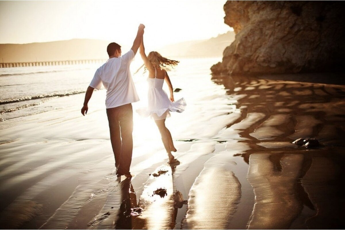 Любовь вдвоем песня. "Счастливая пара" (Клаудио Ринальди). Влюбленные пары на море. Счастливые влюбленные. Мужчина и женщина на море.