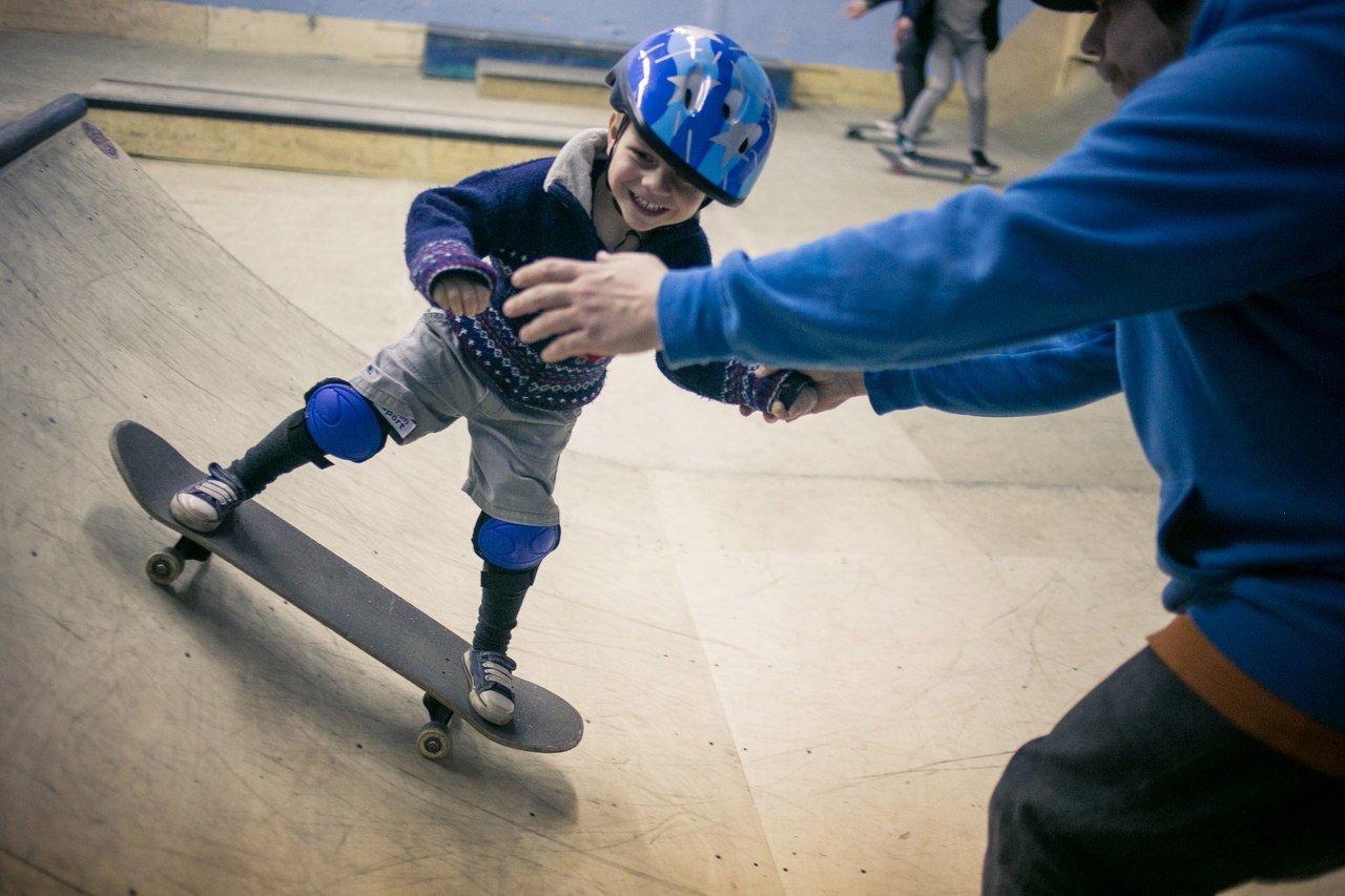 Как научиться кататься на скейте с нуля. Площадка для скейтборда и самокатов. Занятия скейтборд для детей. Скейтеры в скейт парке. Скейт парк для детей.