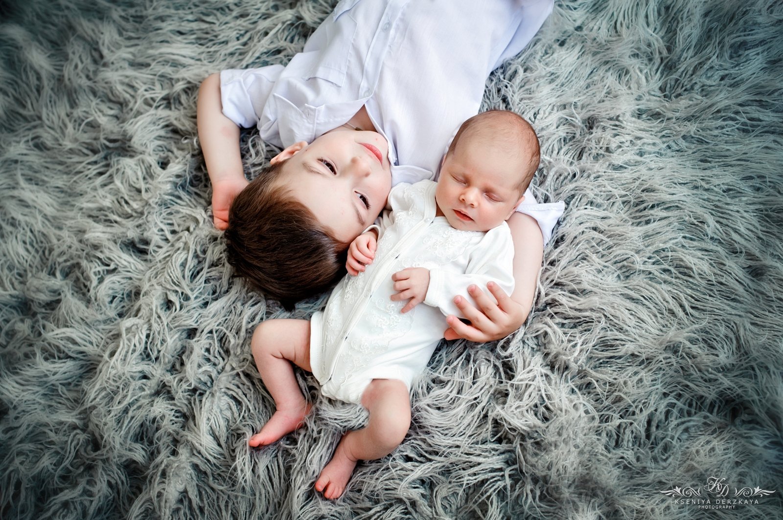 Брат мама одеяло. Фотосессия с малышом. Фотосессия младенцев. Фотосессии с новорожденными детьми. Фотосессия новорожденного мальчика.