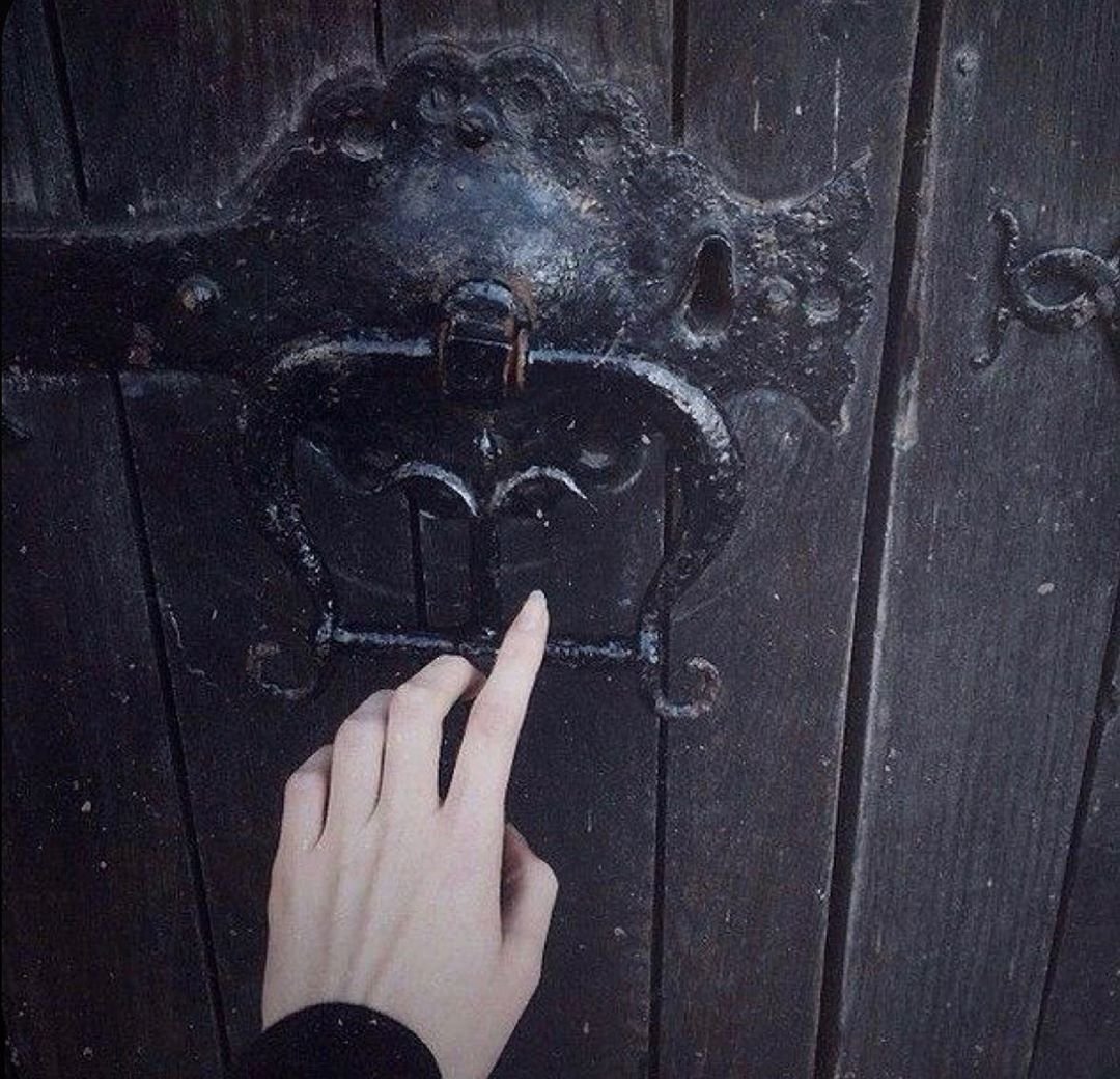 Стучат в ворота. Готическая дверь. Мрачная дверь. Таинственная дверь. Закрытая дверь.