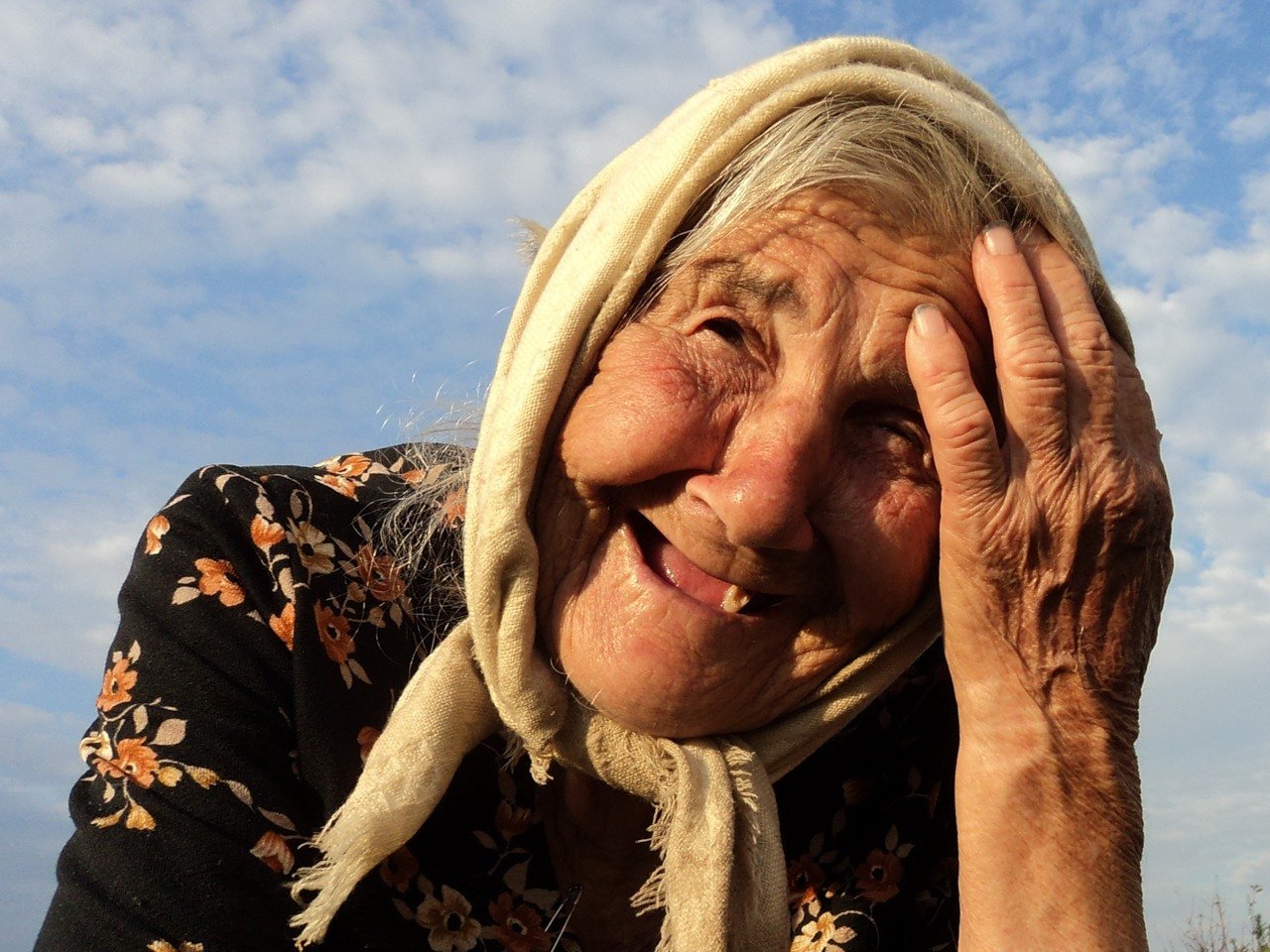Пожилой смех. Бабушка смеется. Бабка улыбается. Стастарушка улыбается. Старушка смеется.