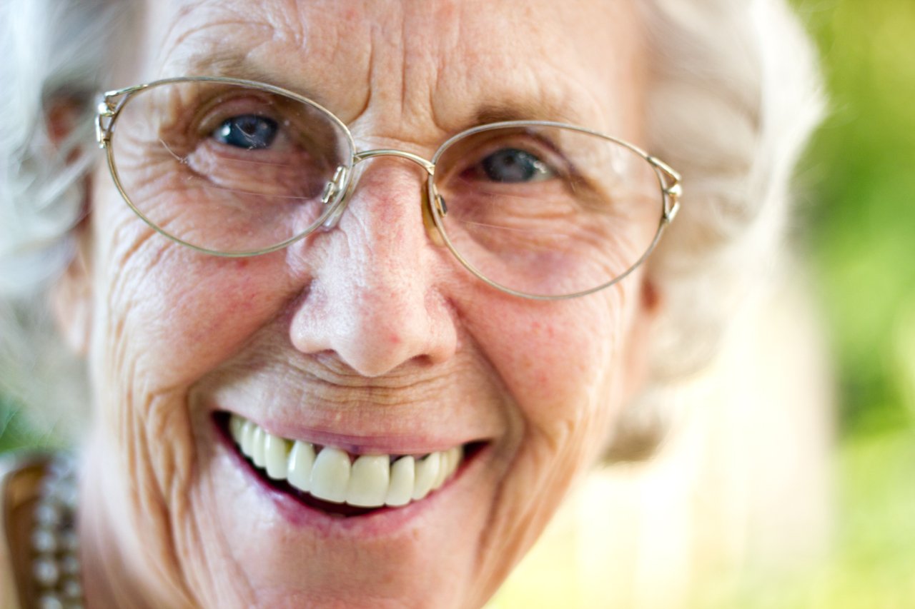 Бабушка без зубов. Бабка улыбается. Пожилая женщина улыбается. Улыбка пожилой. Старуха улыбается.