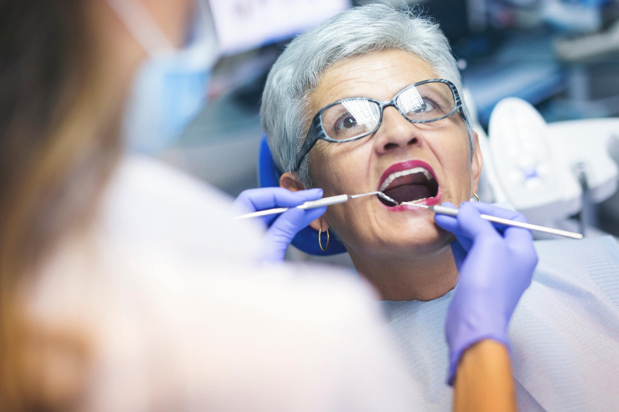 Протезирование зубов инвалиду 1 группы. Пожилой у стоматолога. Пожилая женщина в стоматологии. Пенсионер у стоматолога.