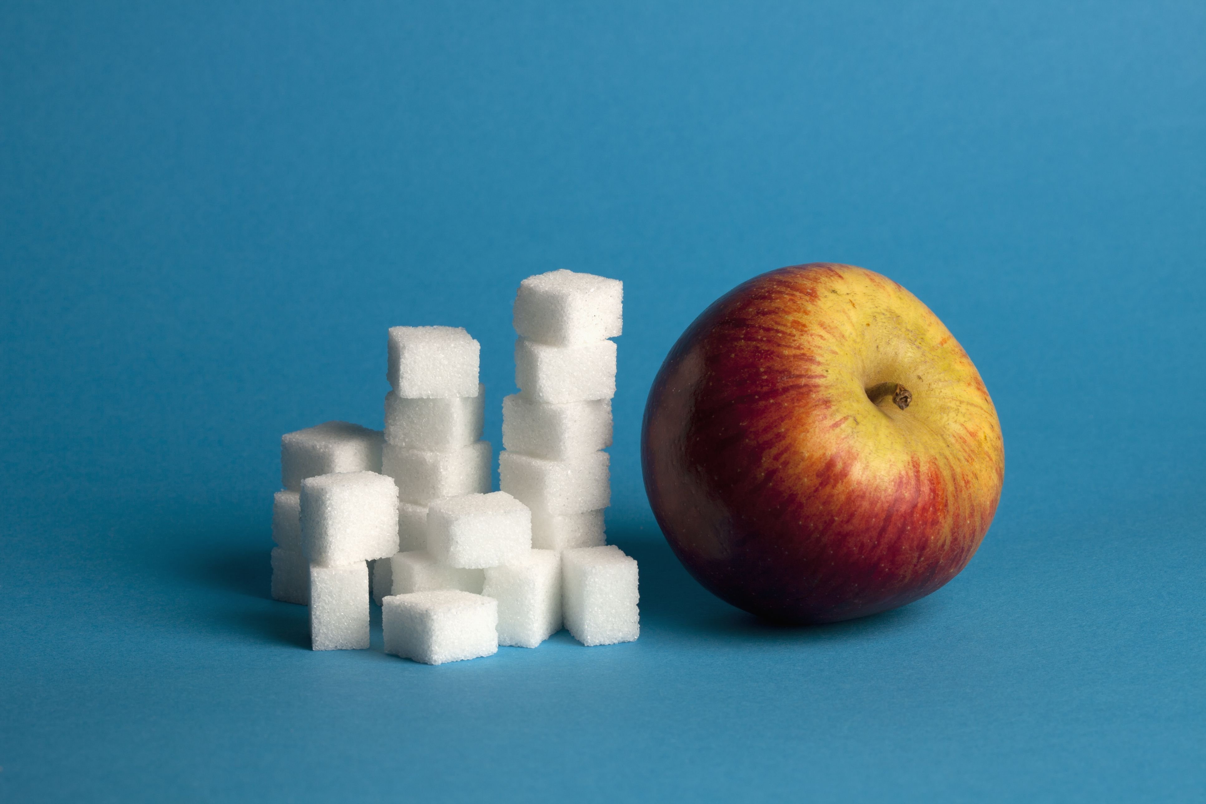 Заменить сахар фруктами. Сахар в фруктах. Фруктоза это сахар. Кристаллы фруктозы. Фруктоза в фруктах и ягодах.