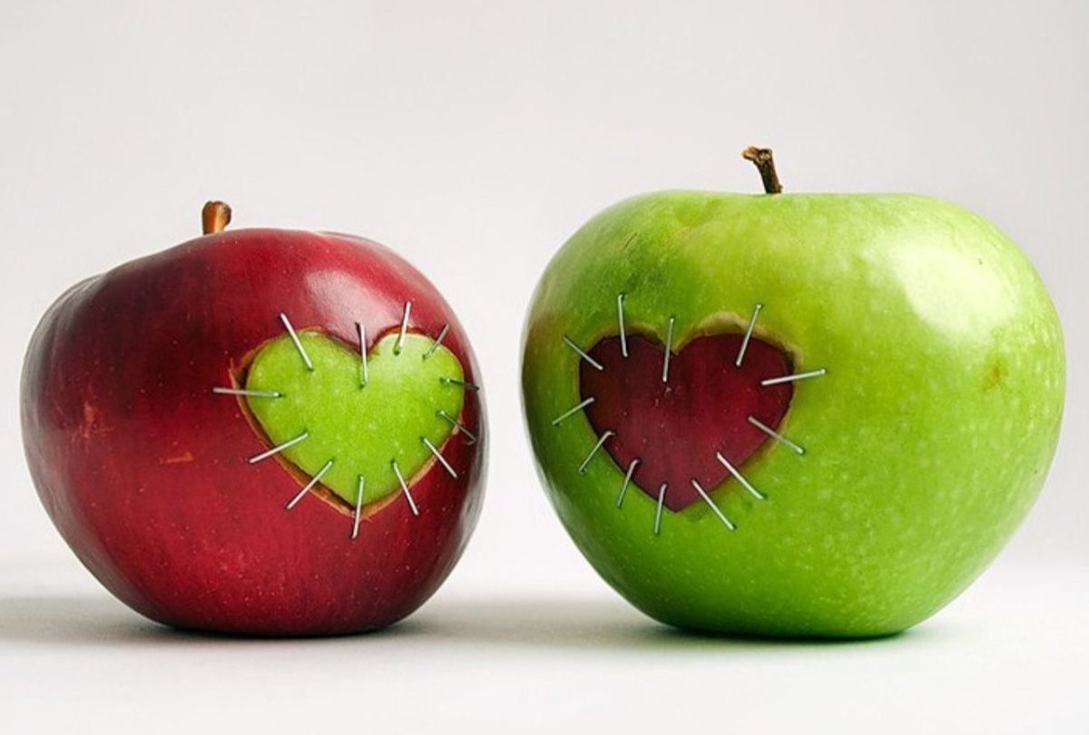 Жило было яблоко. Яблоко. Половинка яблока. Две половинки яблока. Целое яблоко.