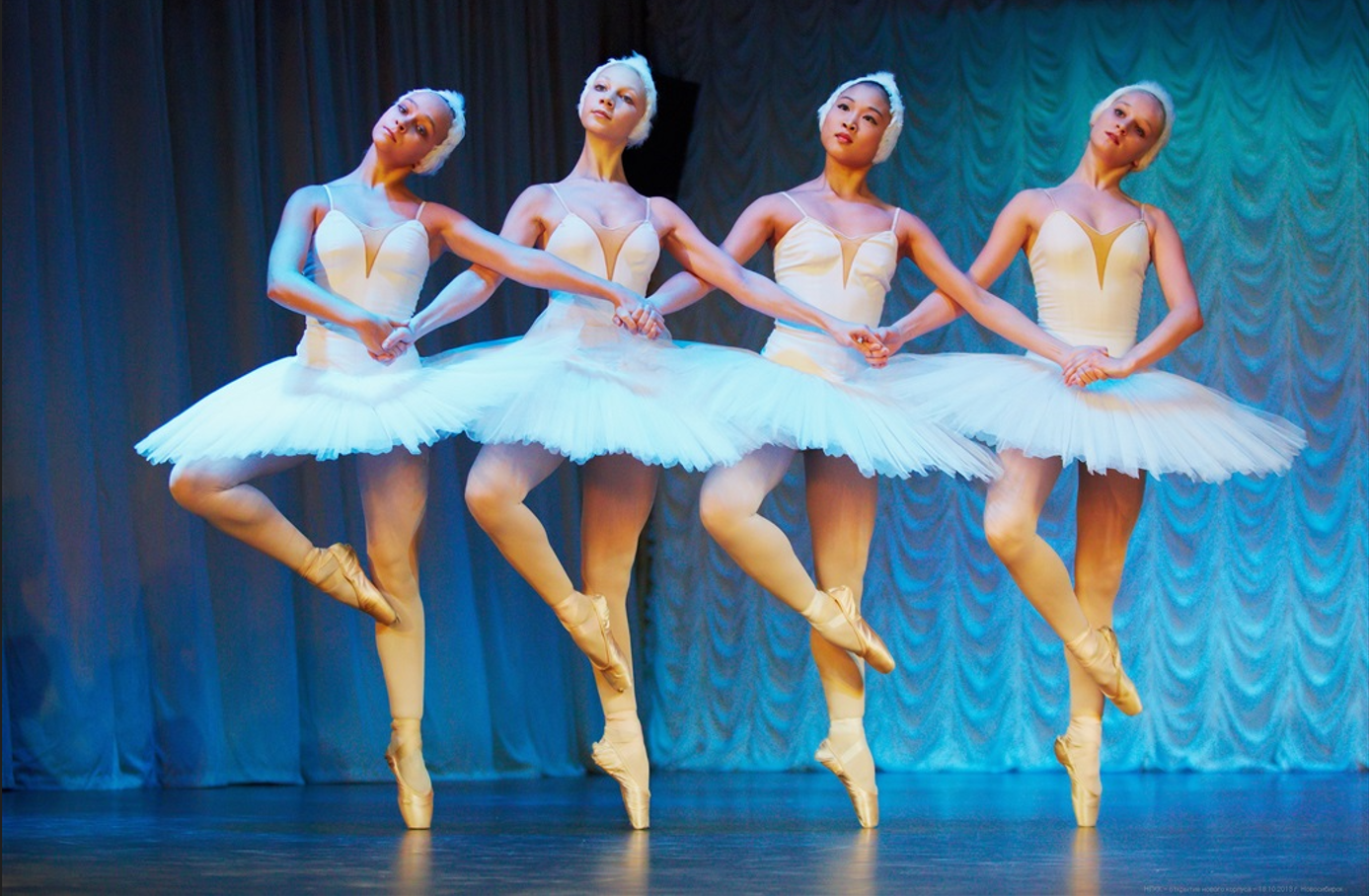 Танец лебединое озеро видео. Чайковский танец маленьких лебедей из балета Лебединое озеро. Балет маленьких лебедей Чайковского. Чайковский танец маленьких лебедей.