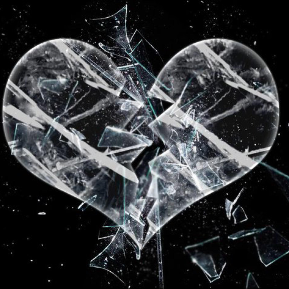 Разбитый стакан воды. Разбитое сердце стекло. Битый хрусталь. Разбивающееся стекло. Разбитое стеклянное сердце.